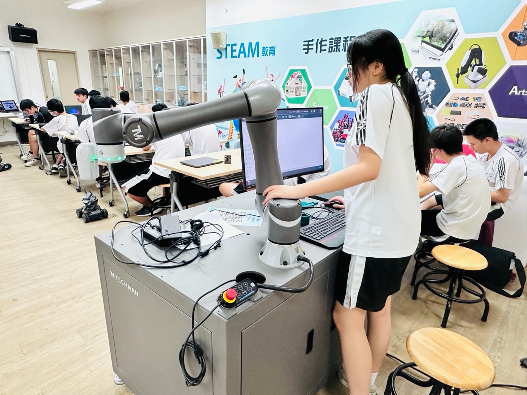 新竹高工結合AR擴增實境模裝置串聯協作型機器人手臂。