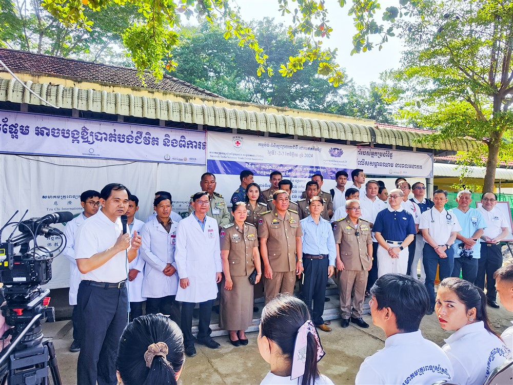 十一月二日義診第二日,柬埔寨地方官員與TYDA 醫師協會代表蒞臨,慈濟義診團領隊簡瑞騰院長致詞感恩各方支持促成此次大型醫療服務。