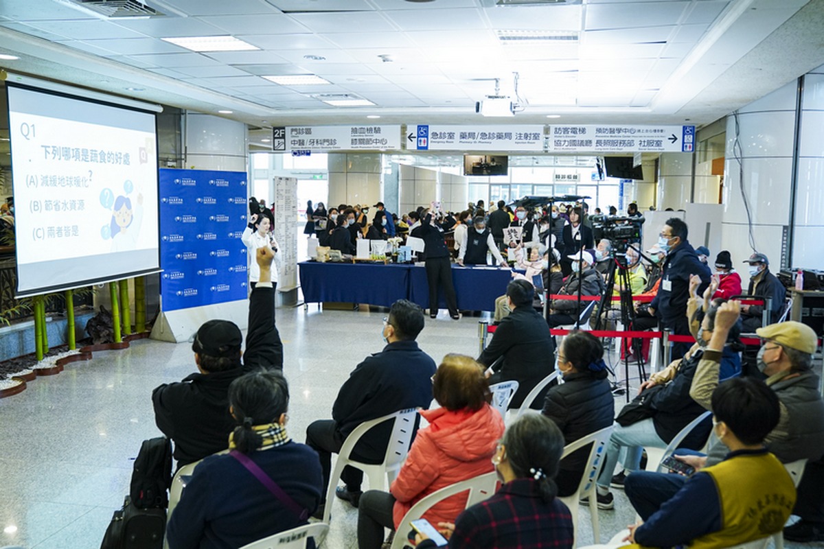 楊灼華營養師主講「蔬食護地球」,鼓勵民眾從彈性素開始,共同為自身健康及愛護地球盡一份心力。