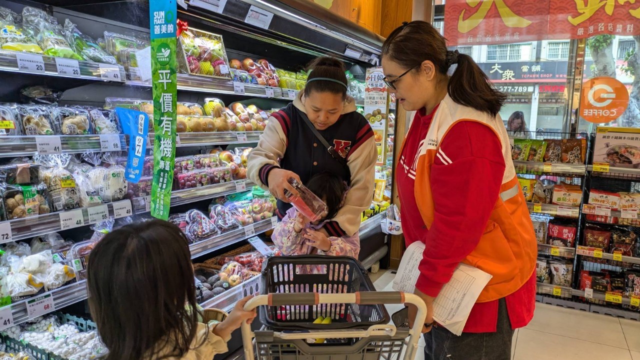 社工員引導家長辨別原型食物與營養價值來源