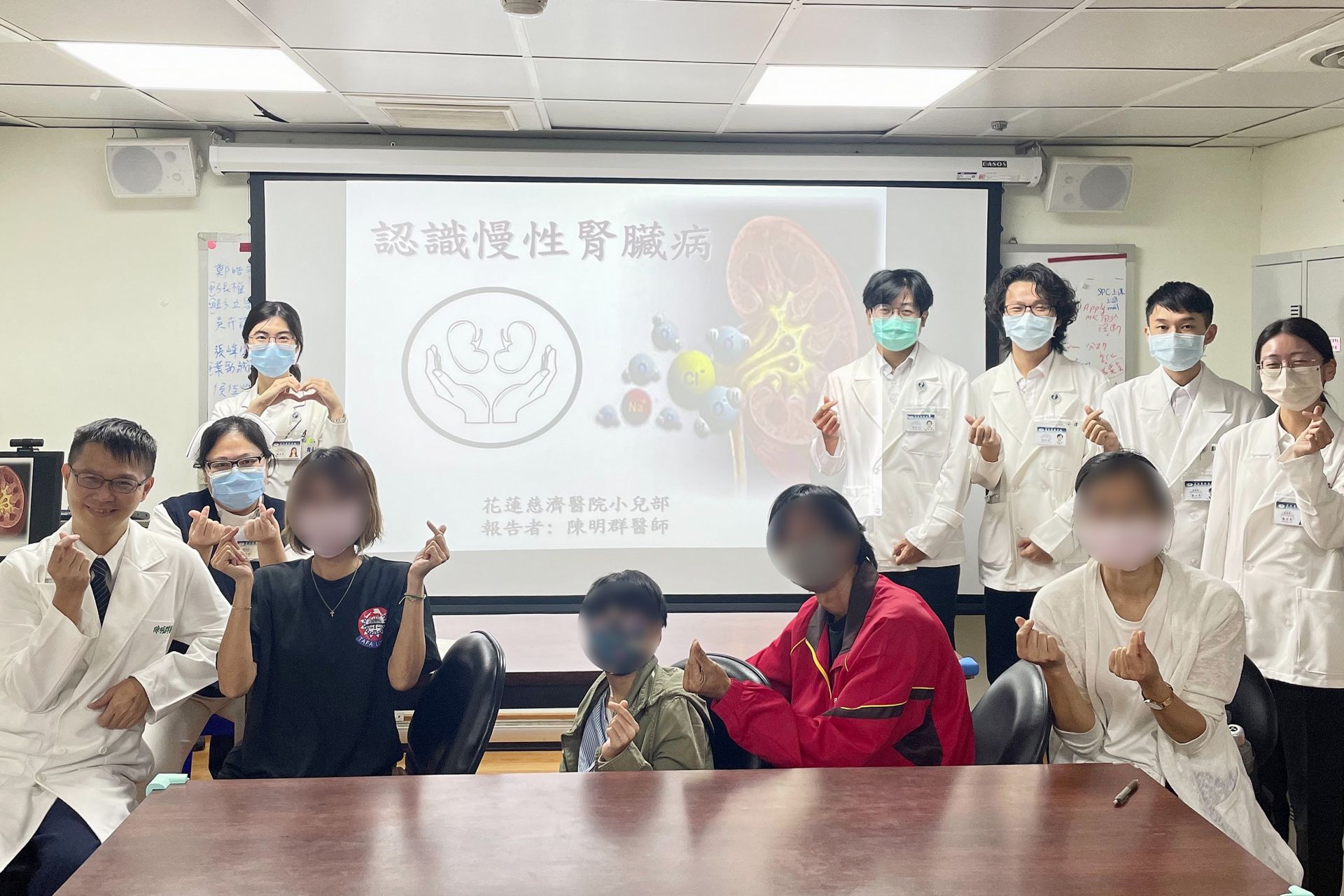 樂樂出院當天,小兒部兒童腎臟科主任陳明群(左一)與照護團隊一起歡送樂樂出院。