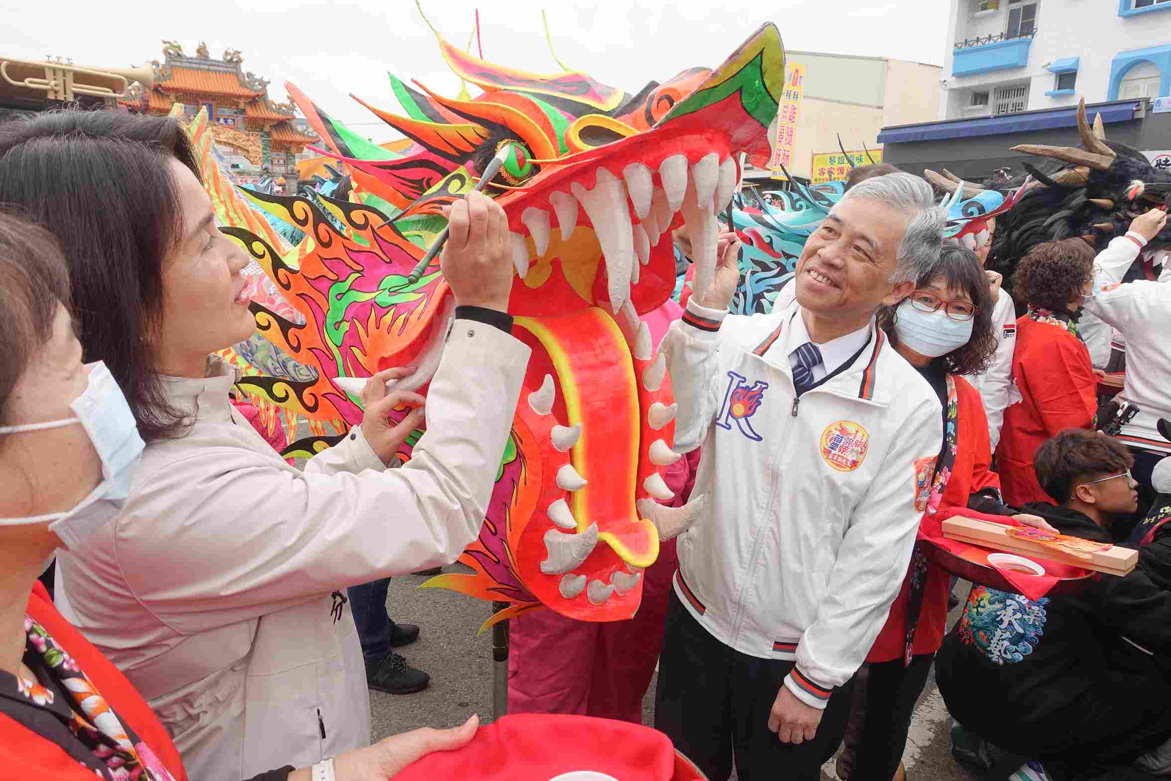 客委會副主委范佐銘出席「2025苗栗(火旁)龍」系列活動,為祥龍進行點睛儀式