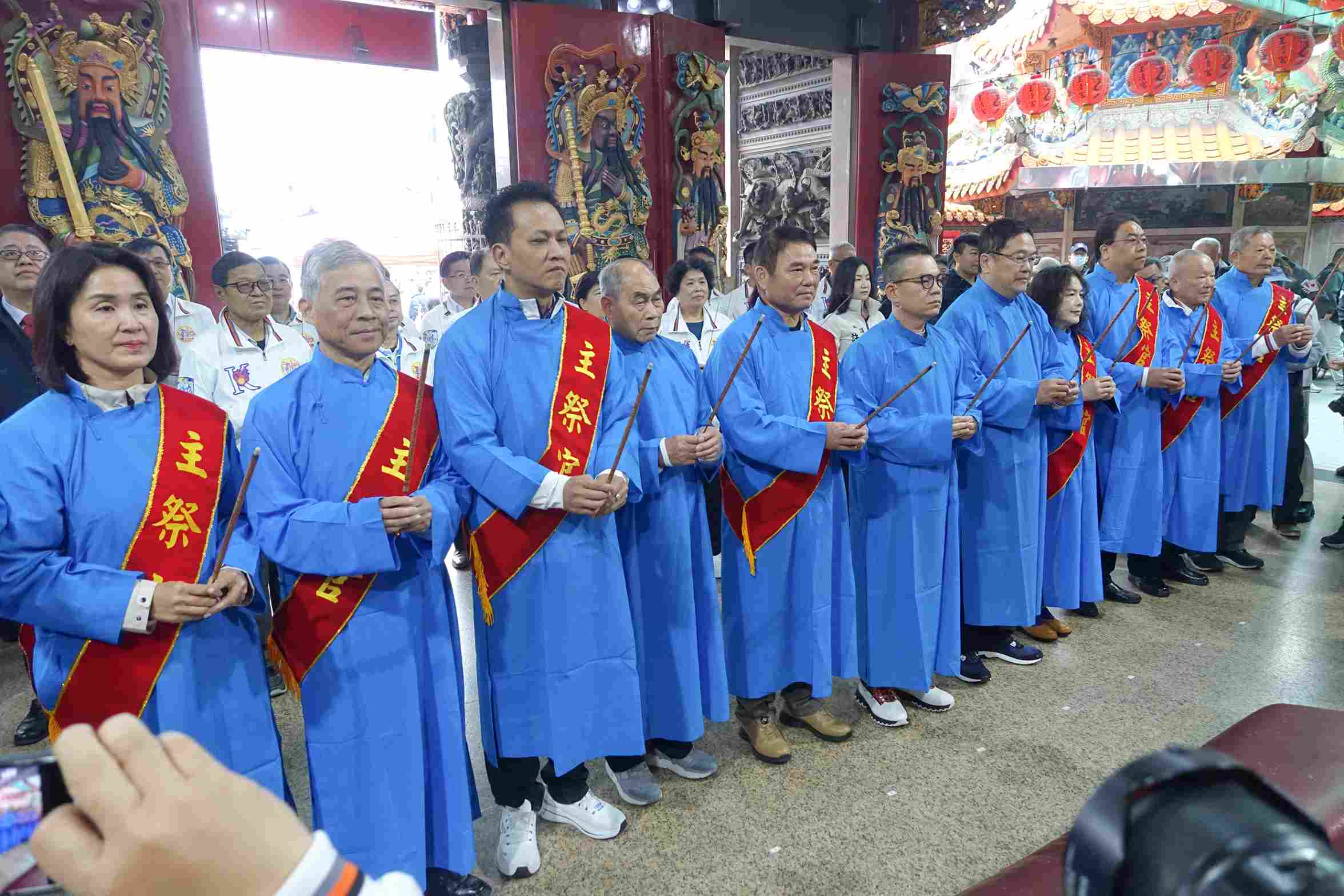 范副偕同苗栗縣長鍾東錦等人一同上香祈福.