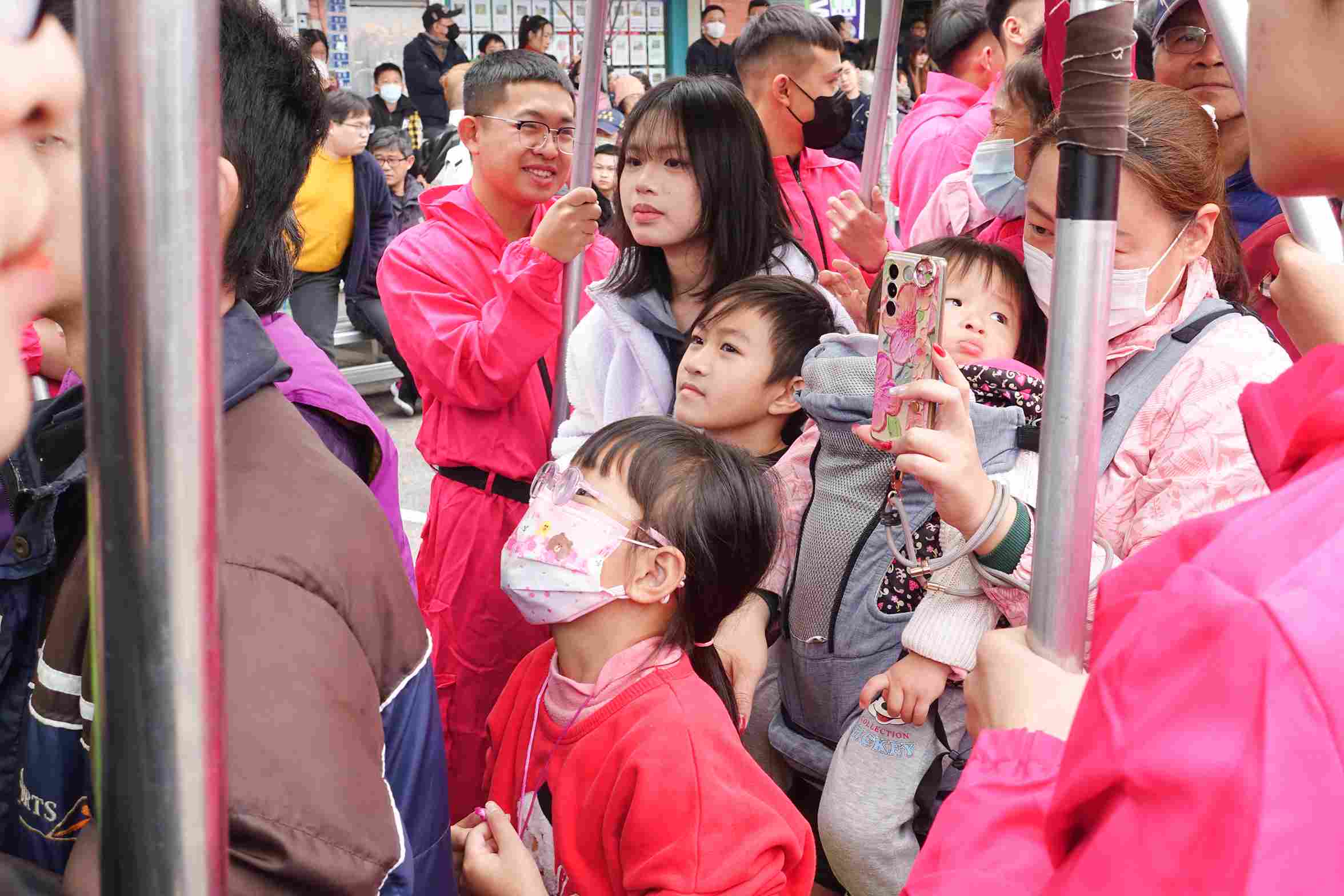 熱鬧鑼鼓聲中祥龍擺起龍門陣讓鄉親從下方「穿龍門、得好運」