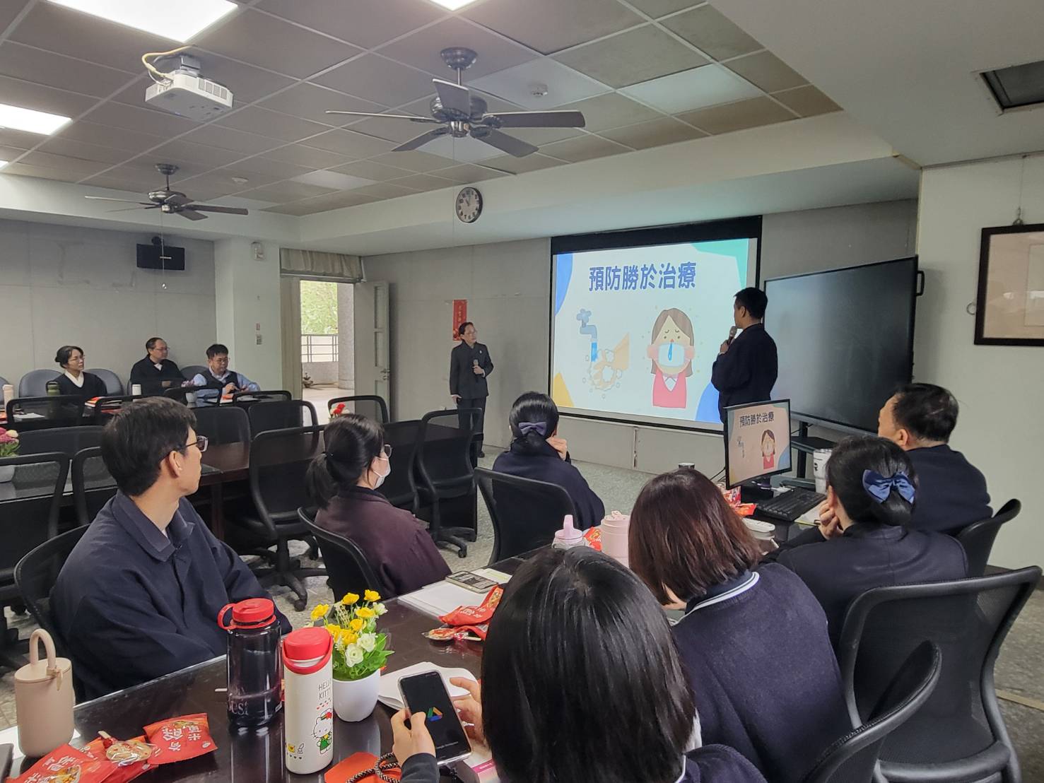 老師們在歡笑與回憶中凝聚向心力,迎接新挑戰
