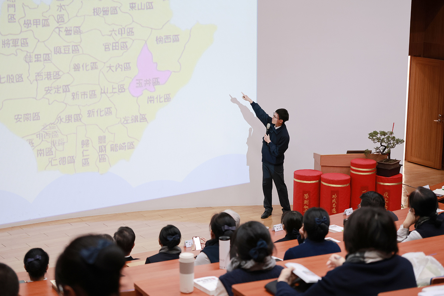 臺南慈中陳冠廷老師一秒間的發願陪伴臺南區慈青課輔超過十年，結合成功大學的資源與和泰汽車企業連結，將課輔班推向偏鄉。陳天和攝