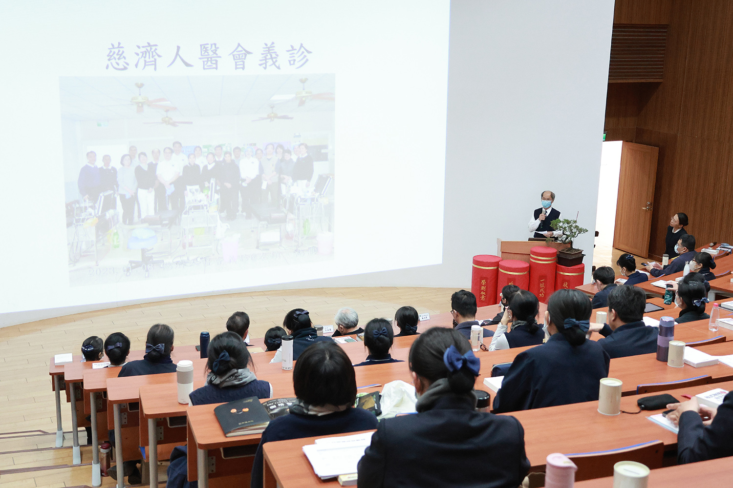 臺南慈中總務處陳堃澳師伯落實職志合一，利用休假時間參與人醫會義診活動。陳天和攝