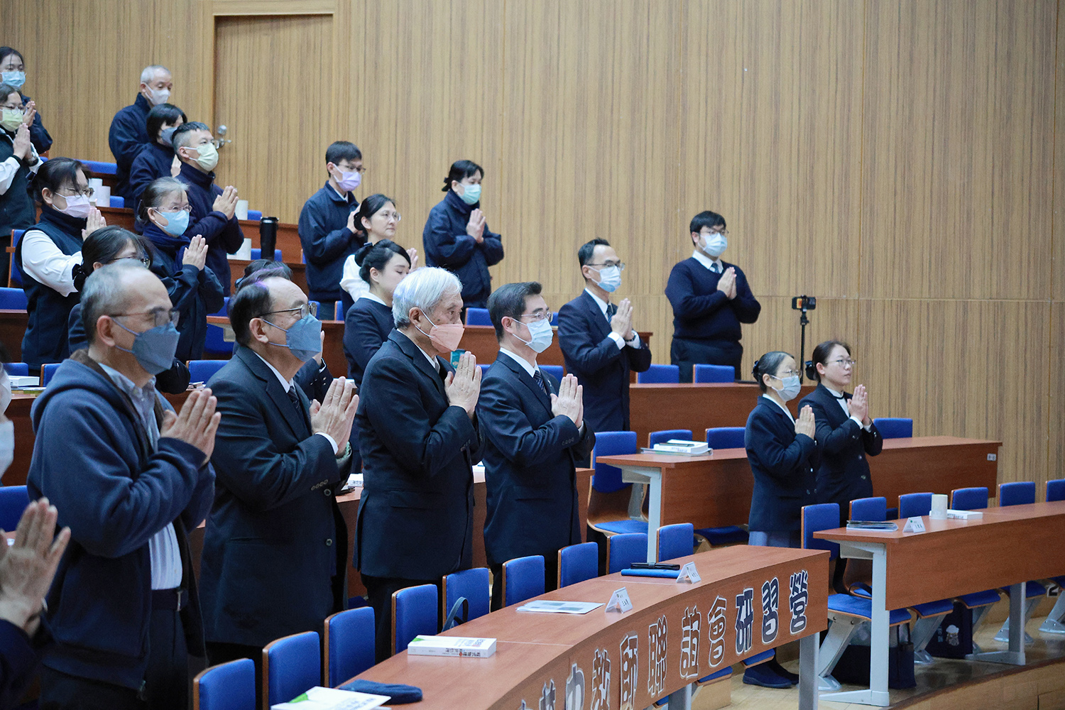 教育志業王本榮執行長(左三)、慈濟大學戴昌賢副校長(左二)、國立屏東科技大學王耀男學務長(左一)和慈濟志工李六秀師姊蒞臨臺南慈中教師聯誼會研習活動。陳天和攝