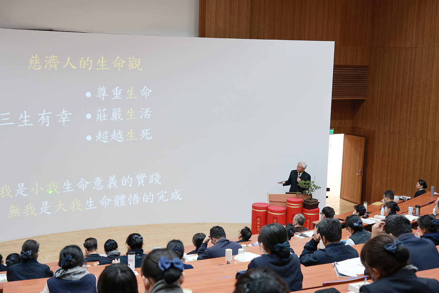 教育志業王本榮執行長聯結宇宙科學與佛法，跨越許多面向的討論，分享生命教育的科學觀。陳天和攝