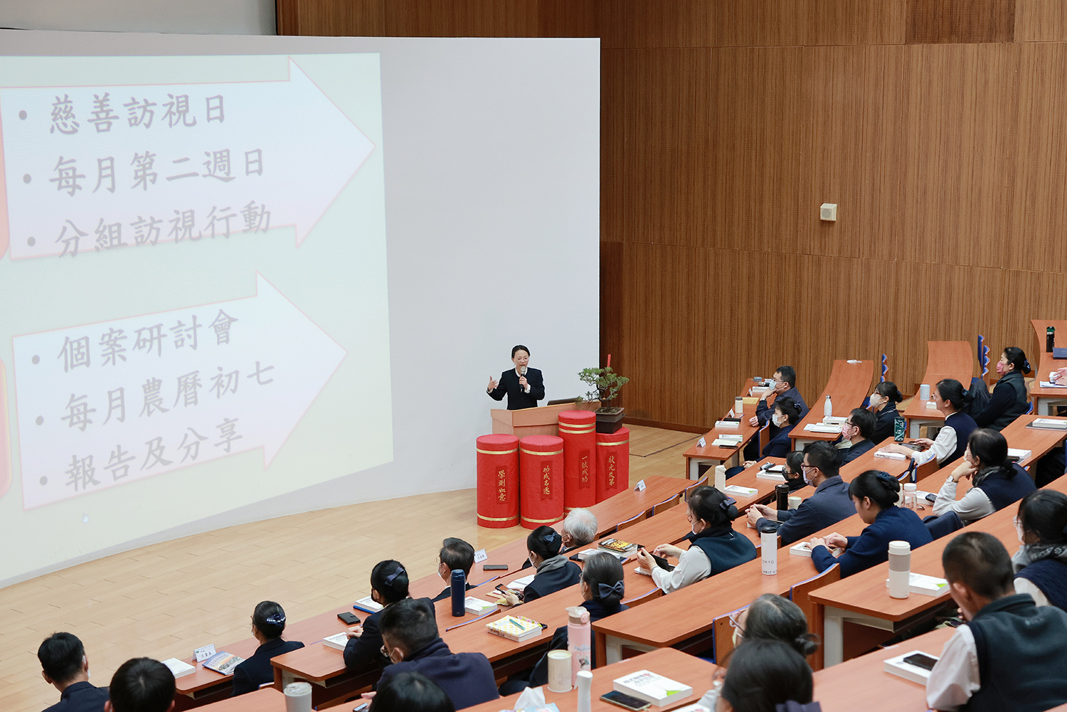 臺南慈中人文室林曉瑩主任承擔司儀，研習中分享社區慈善活動規劃，鼓勵師長們參加。