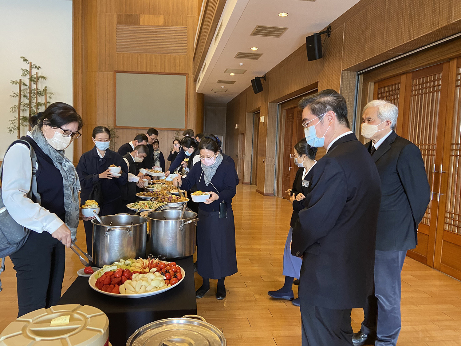 臺南慈中中央廚房提供豐富美味的蔬食饗宴。林昱汝攝