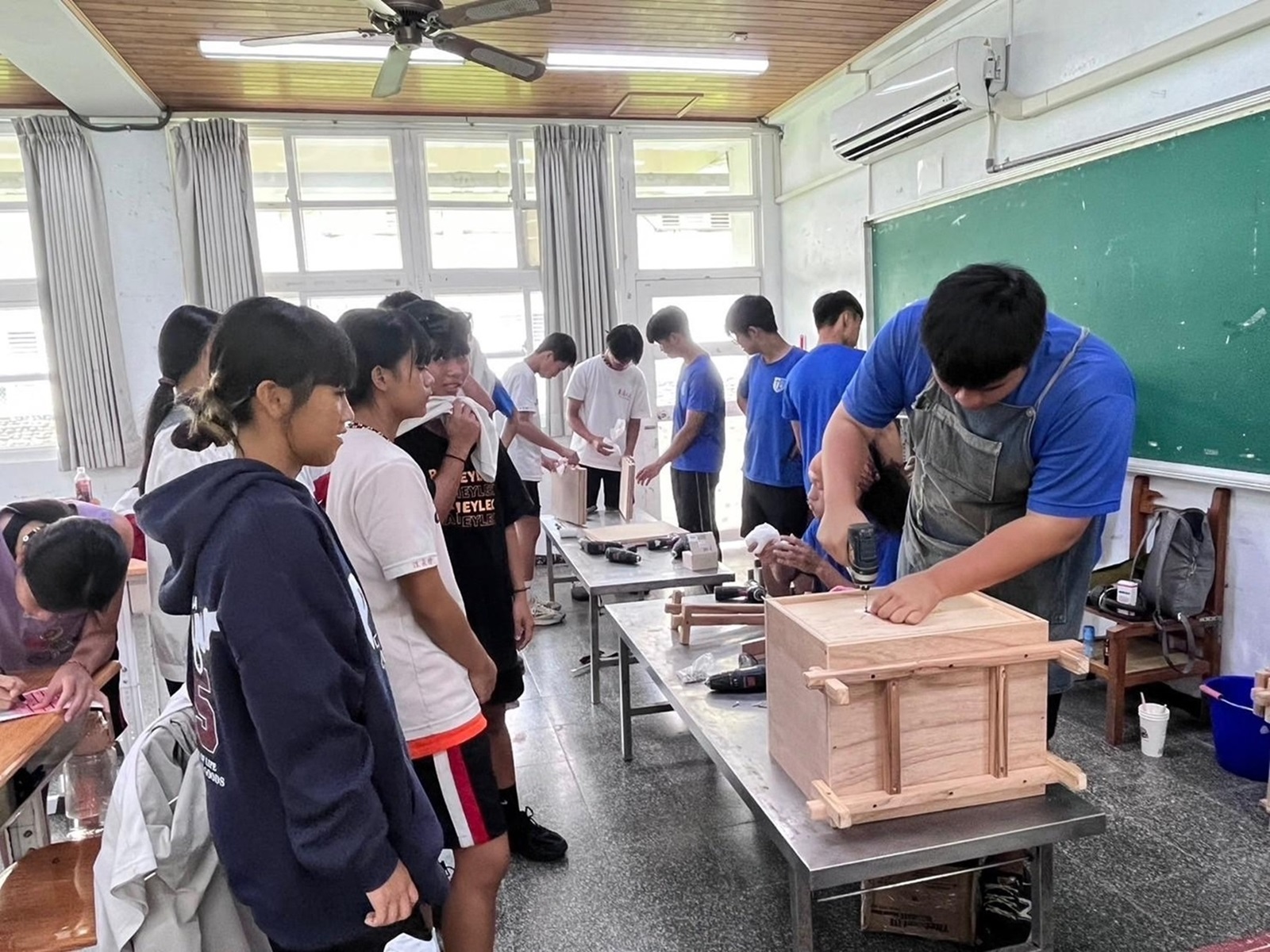 公東高工師生協助蘭嶼國中進行書櫃製作。