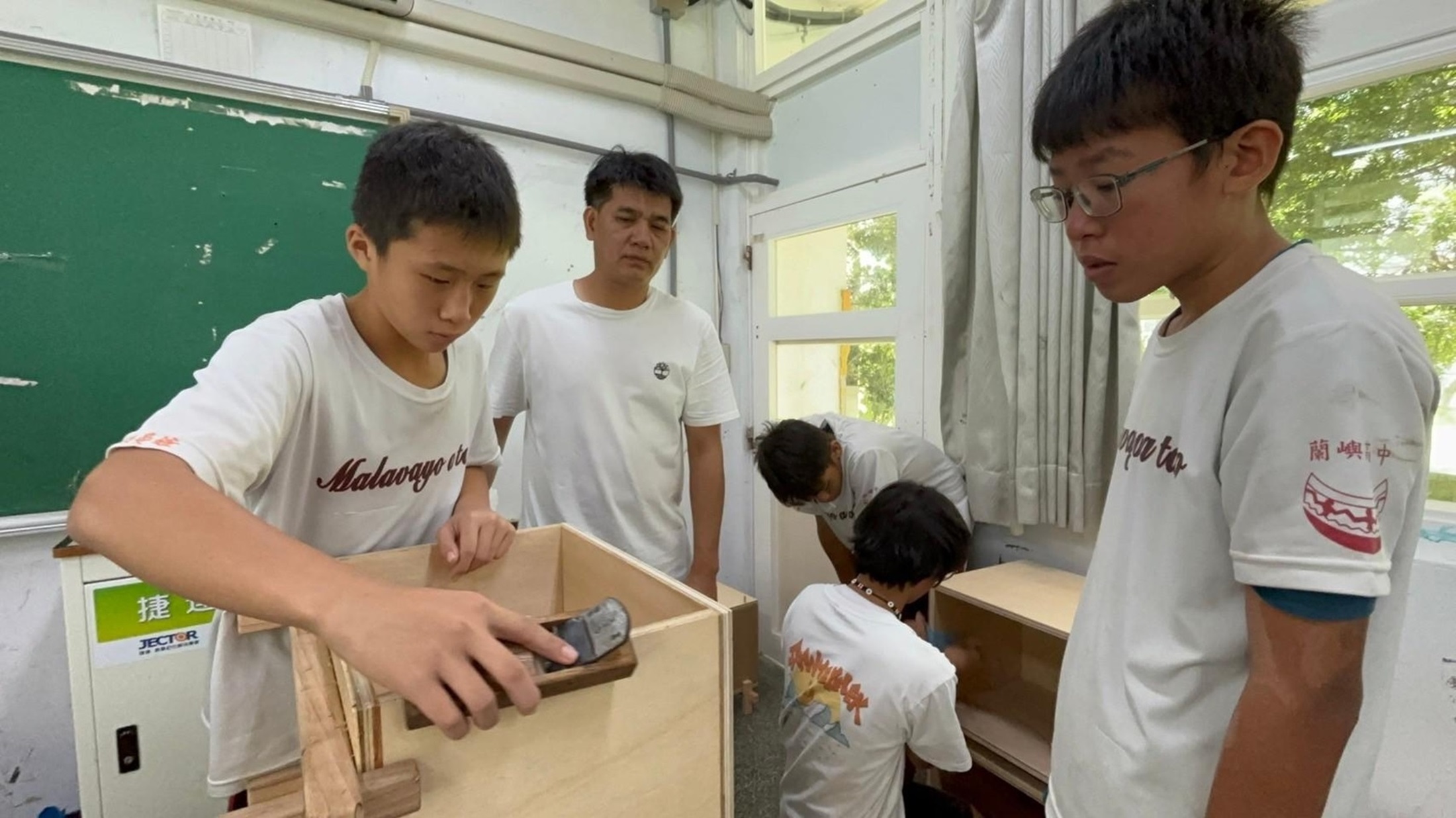 公東高工師生協助蘭嶼國中進行書櫃製作。