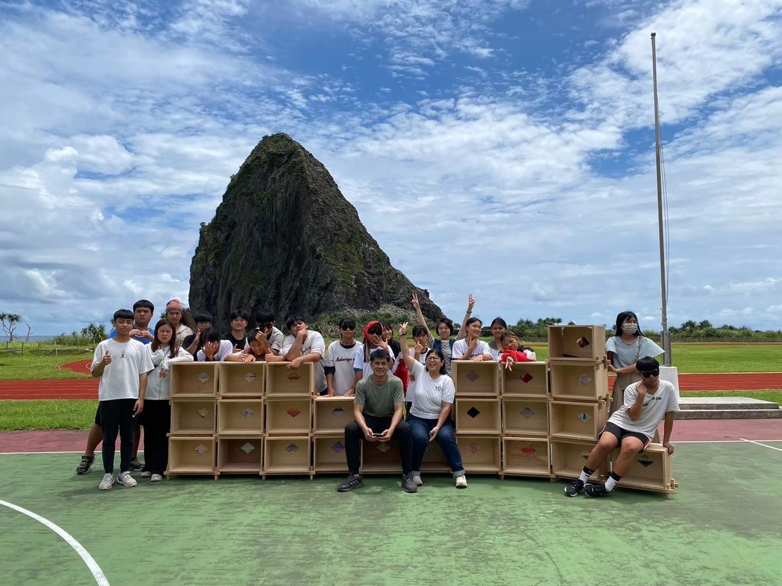 公東高工與蘭嶼國中師生展示書櫃成果。