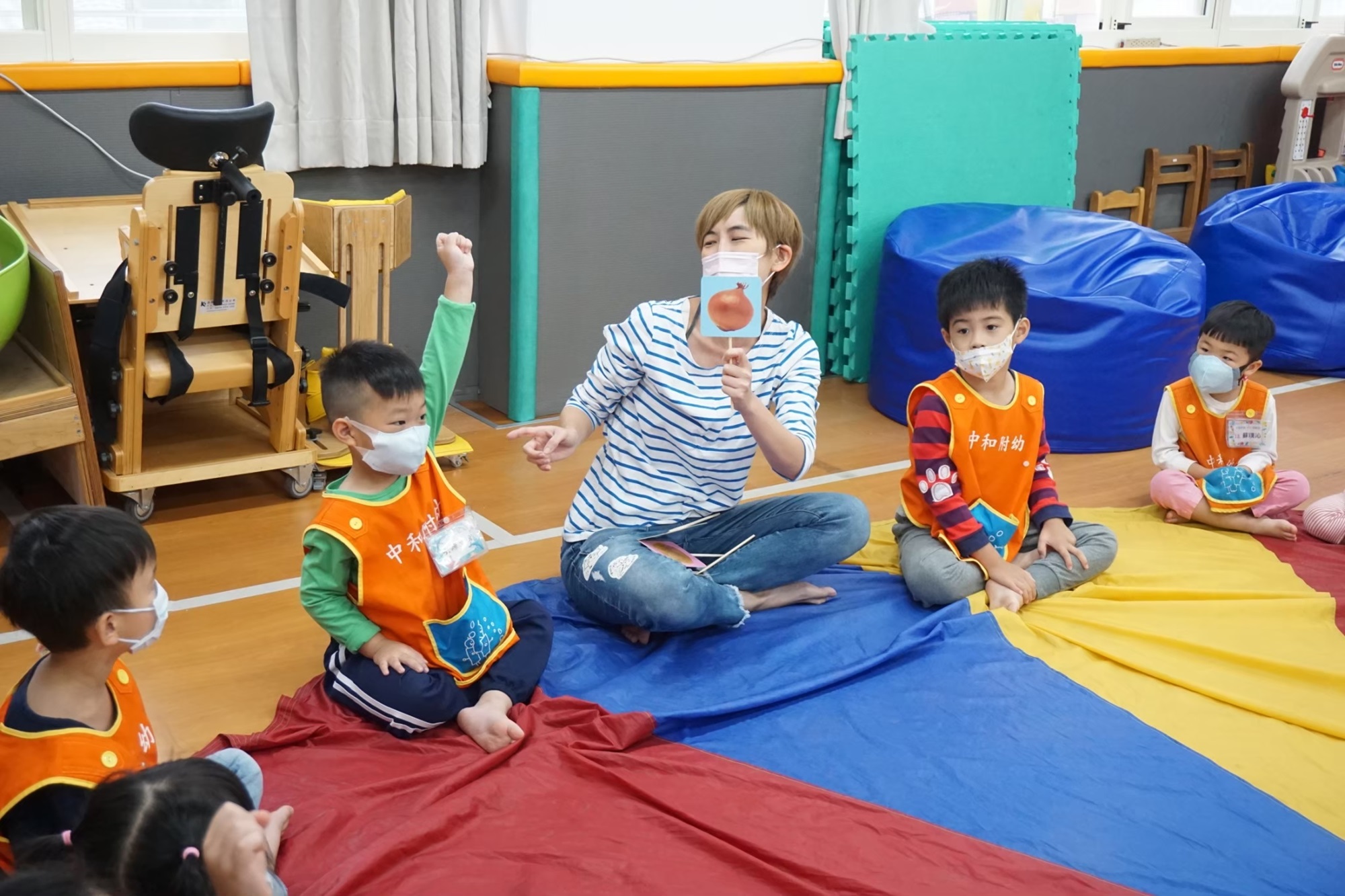 幼兒扮演不同食材角色,學習咖哩飯製作流程。