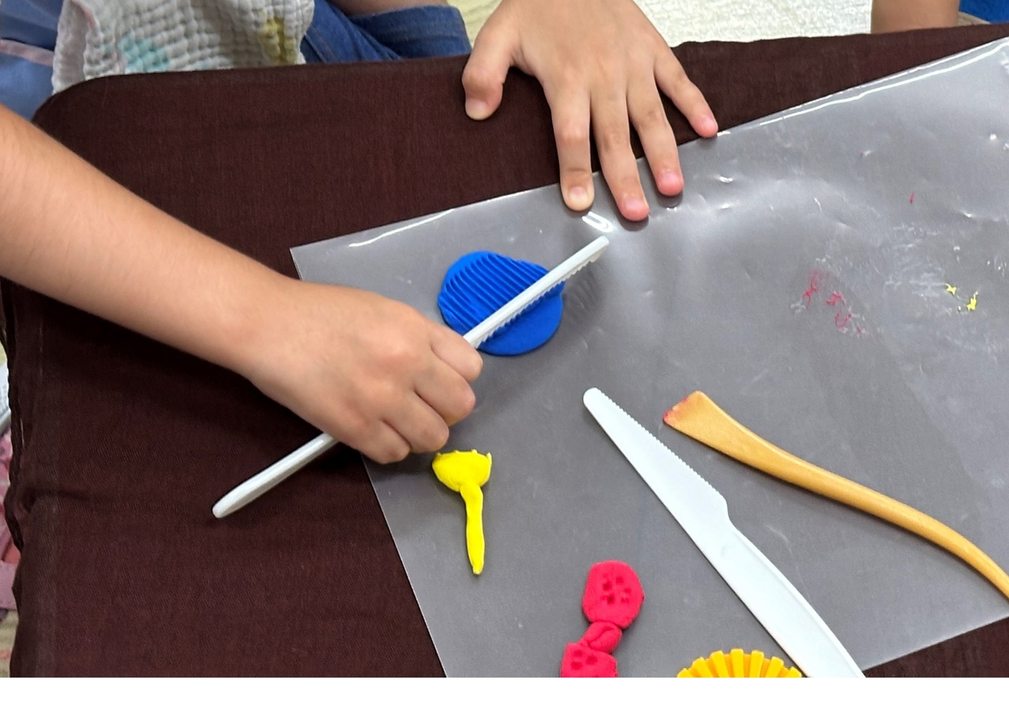 幼兒能以口語、肢體或圖卡等多元表達方式回應教師的提問。