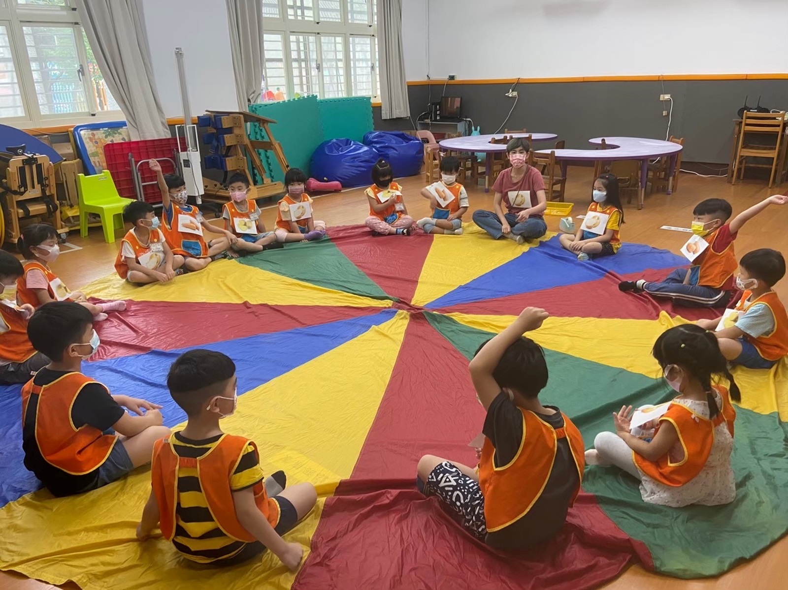 幼兒扮演不同食材角色,學習咖哩飯製作流程