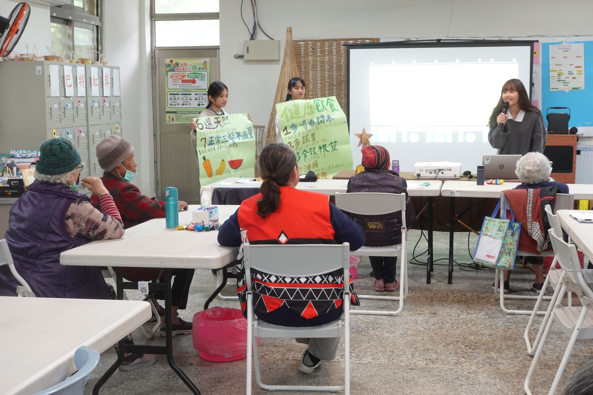 由學生自己安排衛教宣導,透過當地食物說明健康飲食的重要性。