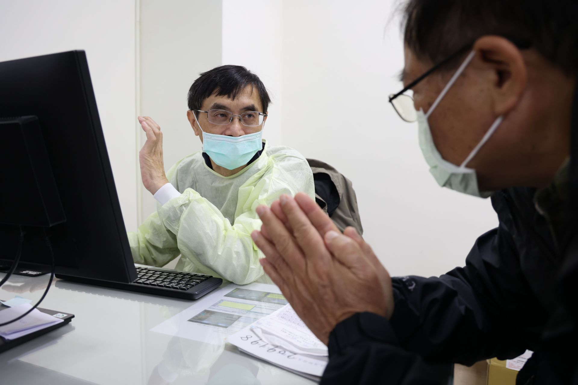 易志勳醫師為高先生做超音波檢查,並叮嚀他不要飲酒。