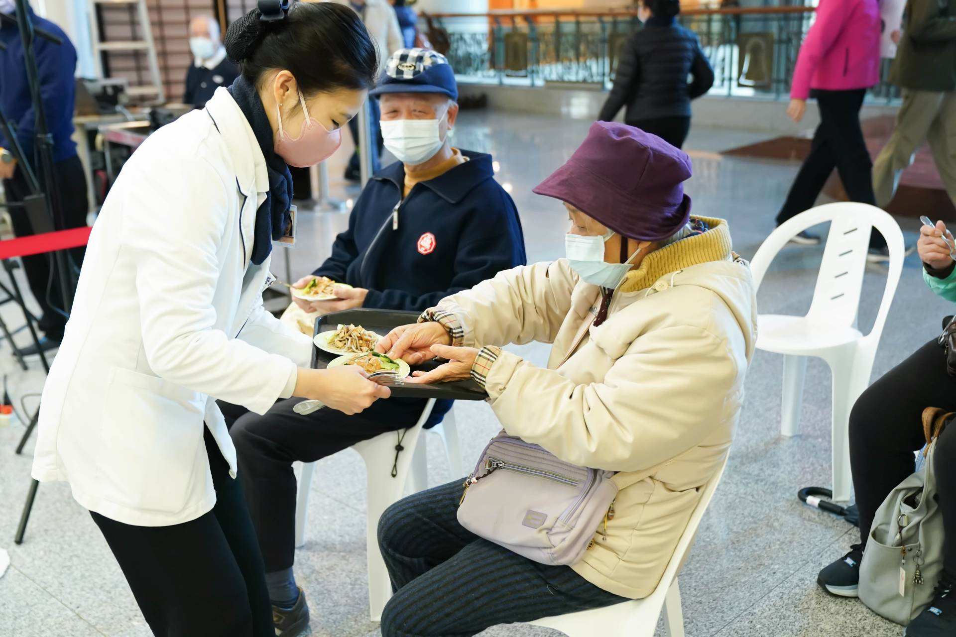 現場準備五香芝麻乾拌麵供民眾試吃品嚐。