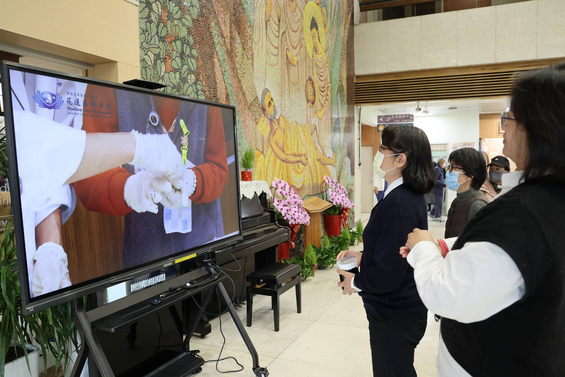 現場還有播放營養科團隊的湯圓DIY影片，讓民眾可以回家自己製作，也可以到YouTube搜尋花蓮慈濟醫院，從播放清單–料理DIY，有各種不同節慶的蔬食料理，可選擇來製作。