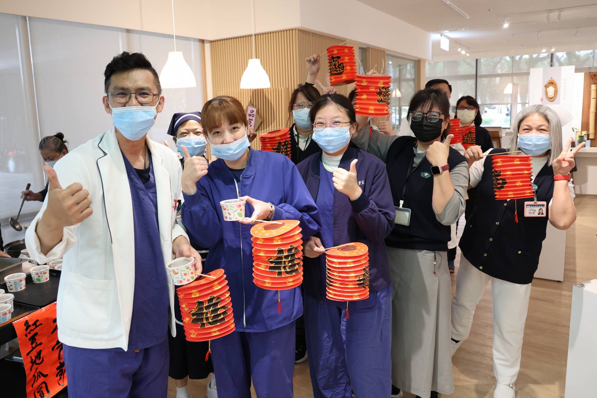 2月12日是元宵節，花蓮慈濟醫院花現蔬福社準備了200份紅豆黃金地瓜圓與燈籠要與醫院同仁及民眾歡喜慶祝。