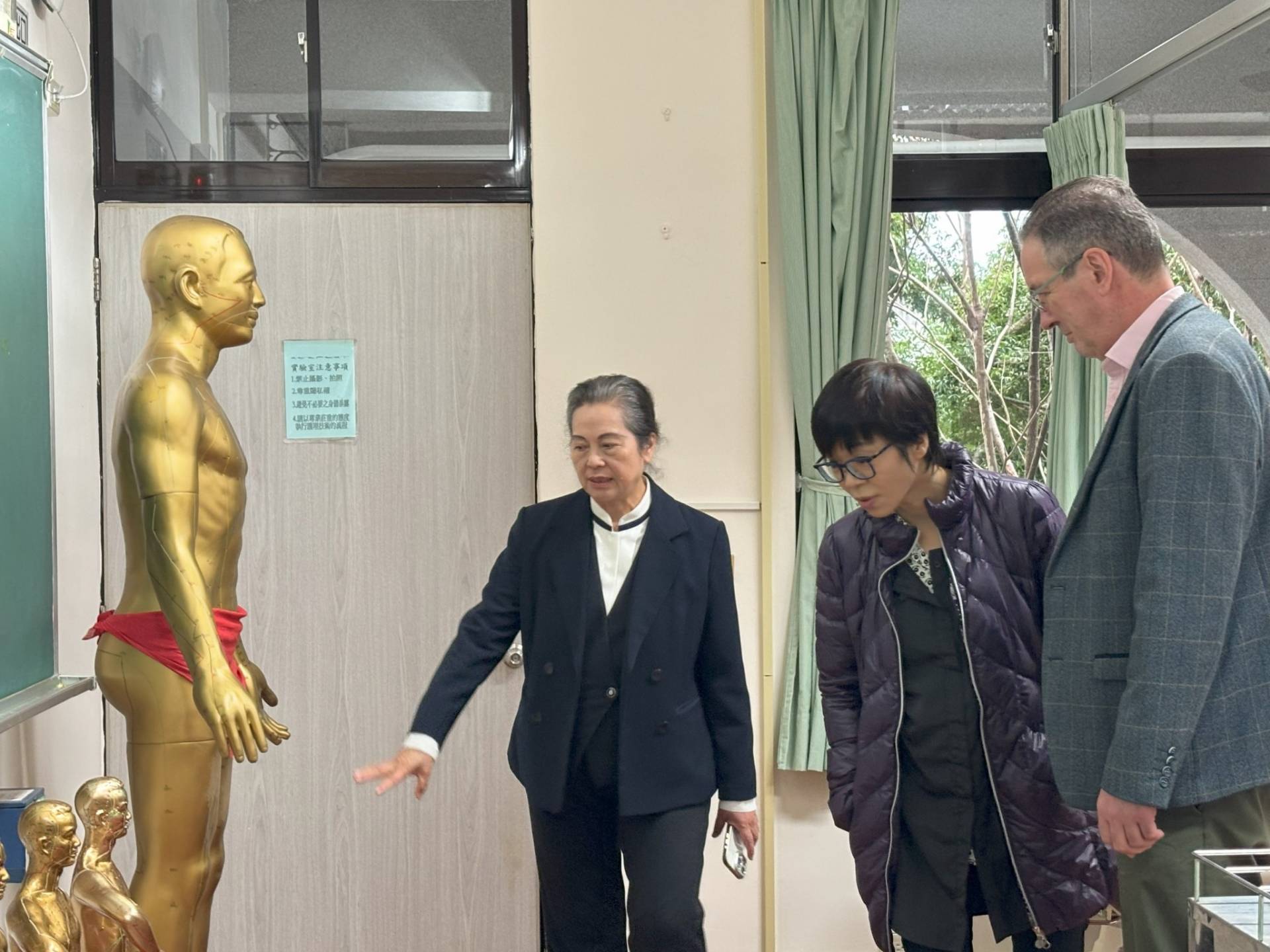 參訪中西醫專業教室,讓貴賓們深入了解護理學院的多元教學資源