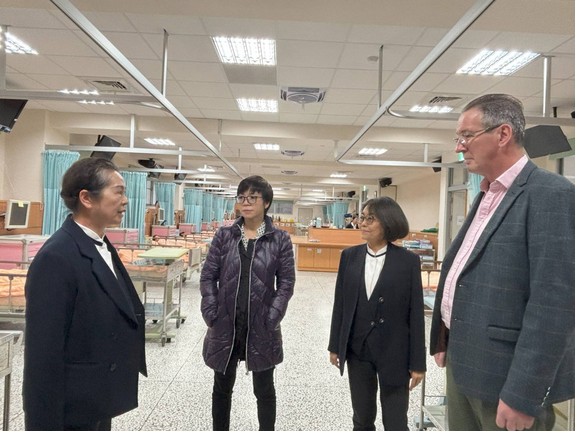 參訪內外科實驗室,展示護理學院的專業實驗設施與教學環境