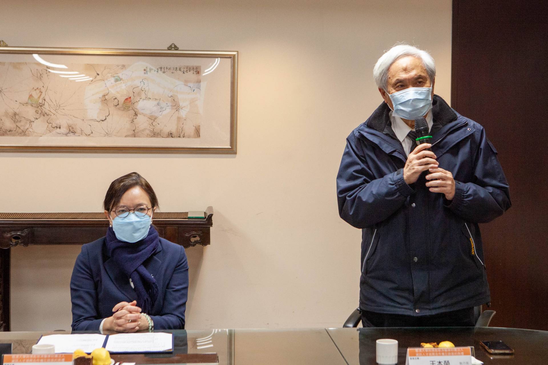 慈濟教育志業執行長王本榮表示,引進醫療志業的業師、最新設備和技術後,除了能建構更好的產學合作,更可大幅降低學用落差,達到見樹又見林的效果。