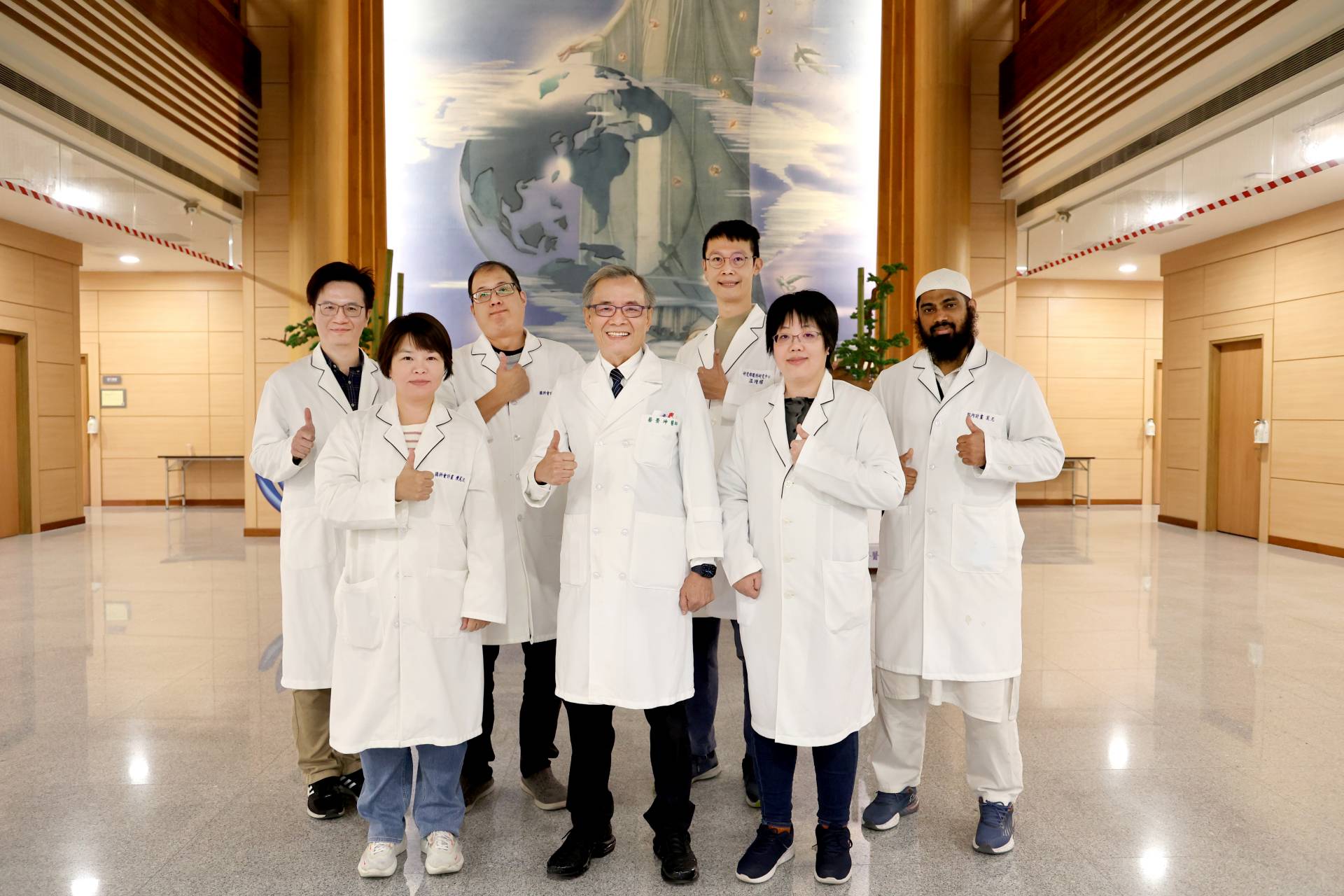 花蓮慈院眼科研究中心由蔡榮坤醫師主持,發展多項眼科研究計畫。其中長效型GP-01玻璃體注射療法的研究由蔡榮坤主任與副研究員温耀增博士(後排右二)及林衡道博士(後排左二)共同進行,並達到全球突破性成果。