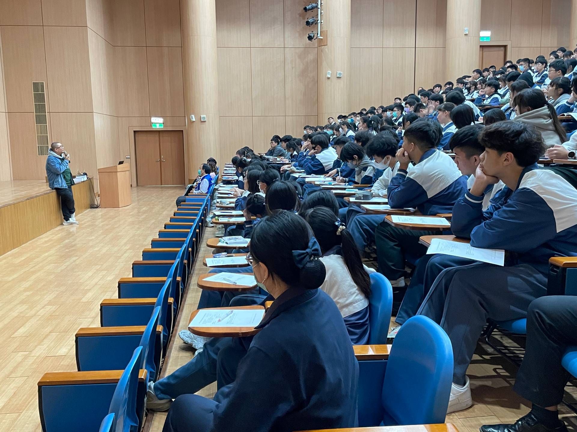 師生專注聆聽,十分投入在講師的分享中。