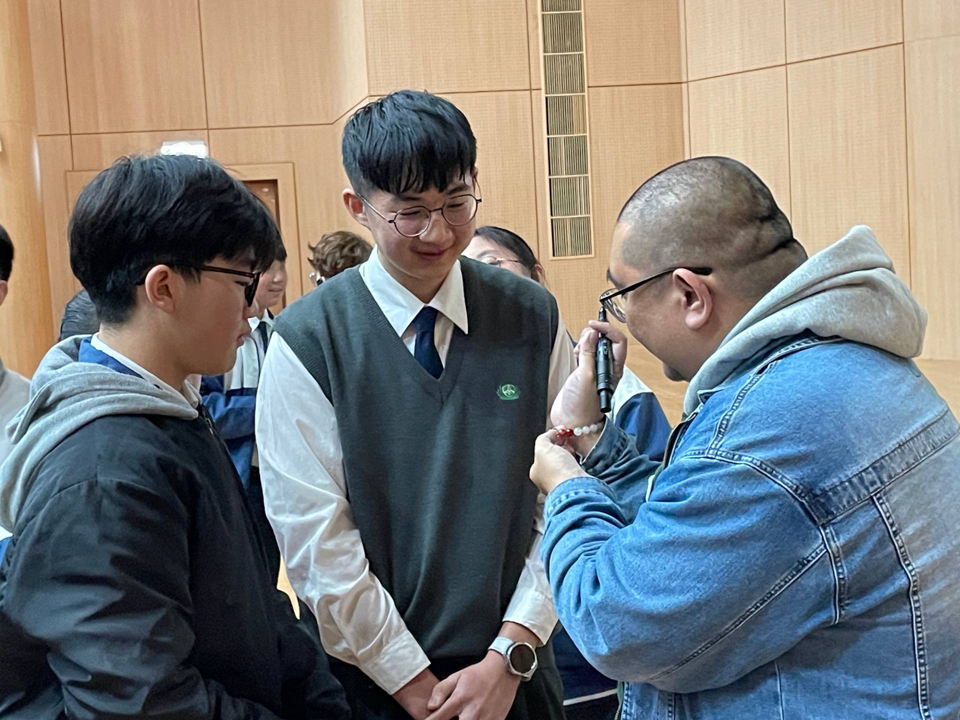 演講結束後,仍有許多學生意猶未盡,排隊要跟講者詢問、分享。