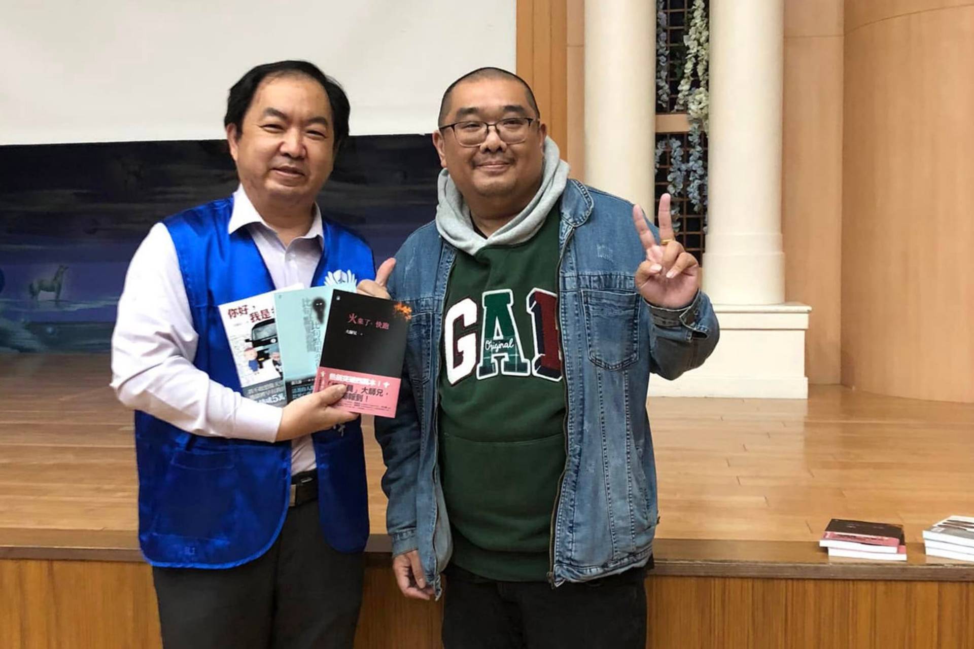 感恩家長會會長致贈學生二十本書,並且全程陪伴同學聆聽講座。