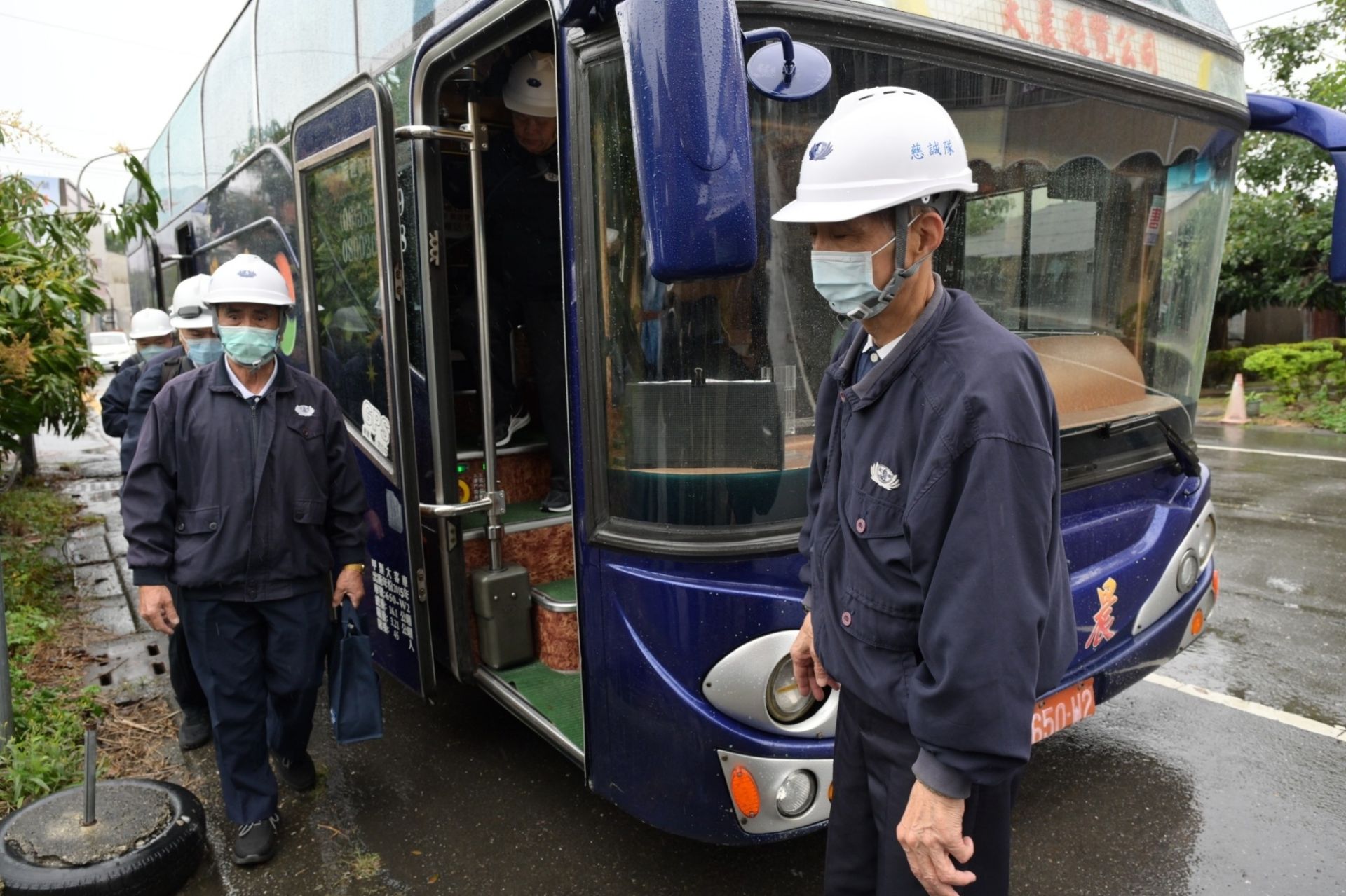 為讓來自北區約40人的修繕志工團隊能統一派工與分工,團隊特別租遊覽車載送工班進出修繕責任區及志工休息的曾文青年活動中心往返。