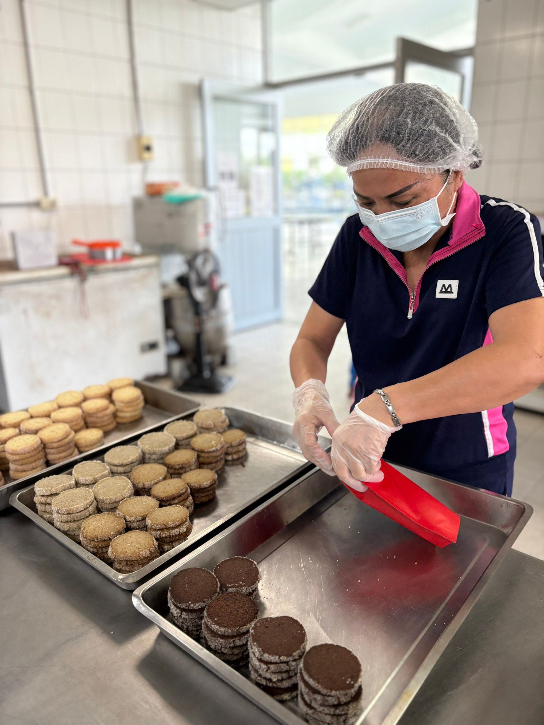 總舖師團隊每月研發創意蔬食餐點,限量提供醫院同仁預定,十分搶手。
