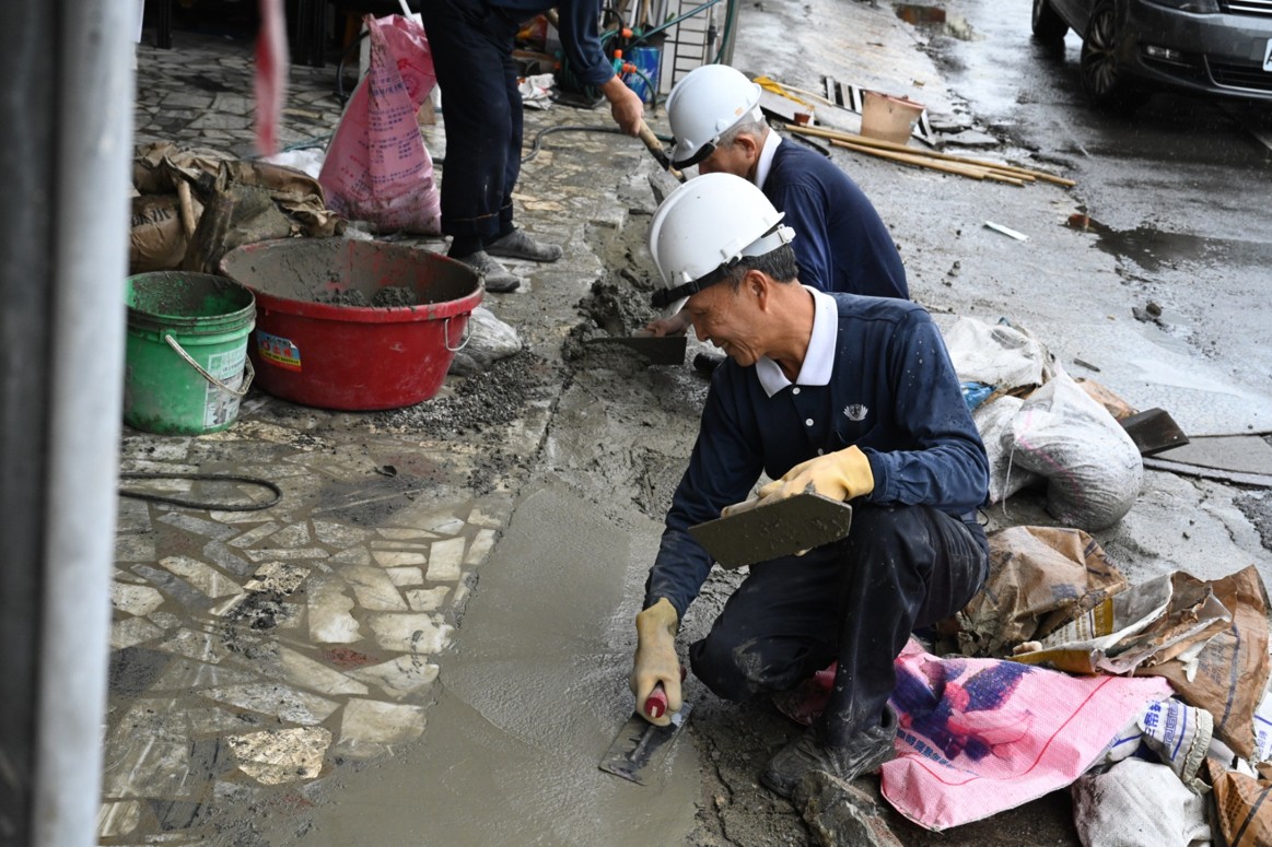 來自宜蘭有四十餘年泥作專長的志工江清松,修復出安全、平整,兼具美觀的前廊。