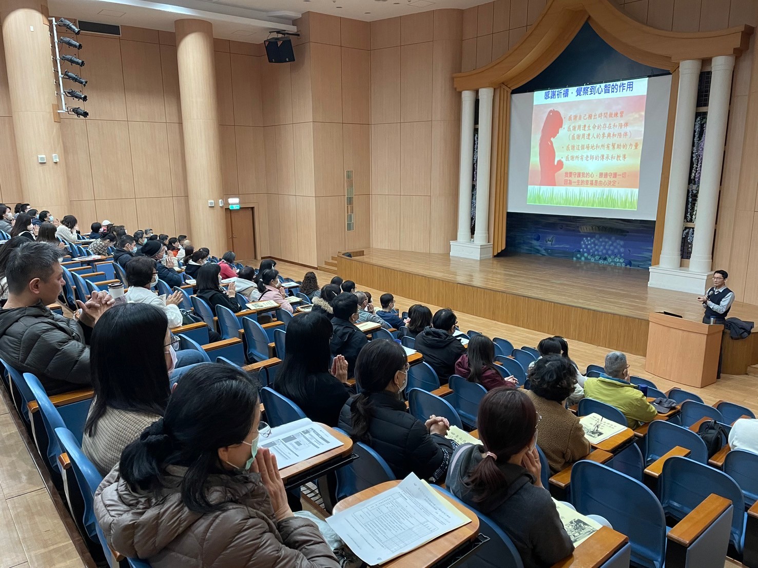 心理師進行親職教養講座,帶領家長為學生祝福。
