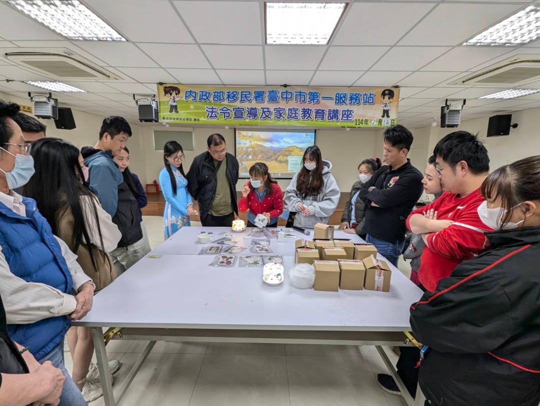 新住民多元文化講師嚴龍仙指導學員們製作壓花小夜燈