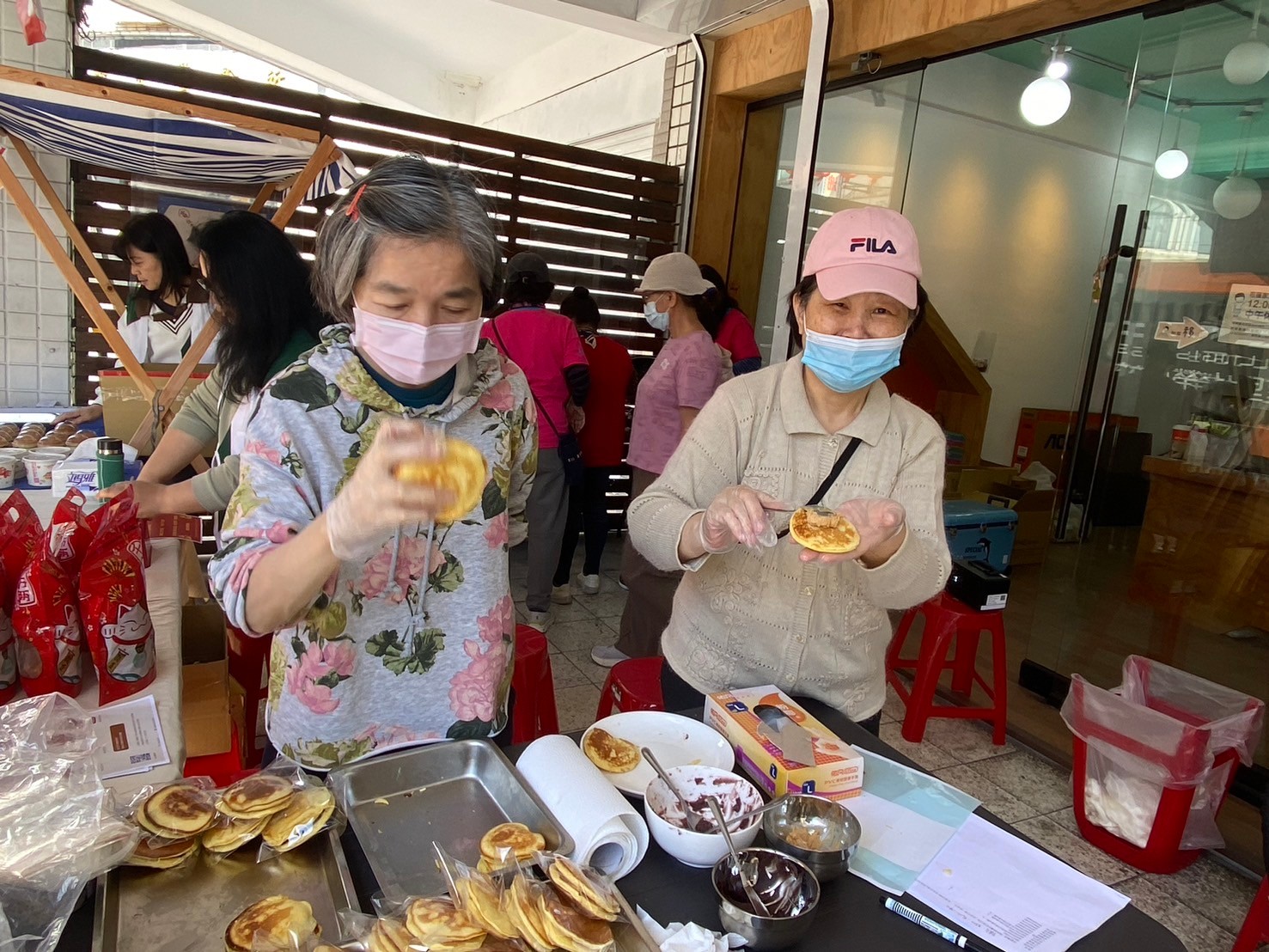 吉安服務處助學義賣由志工現場親自製作甜點