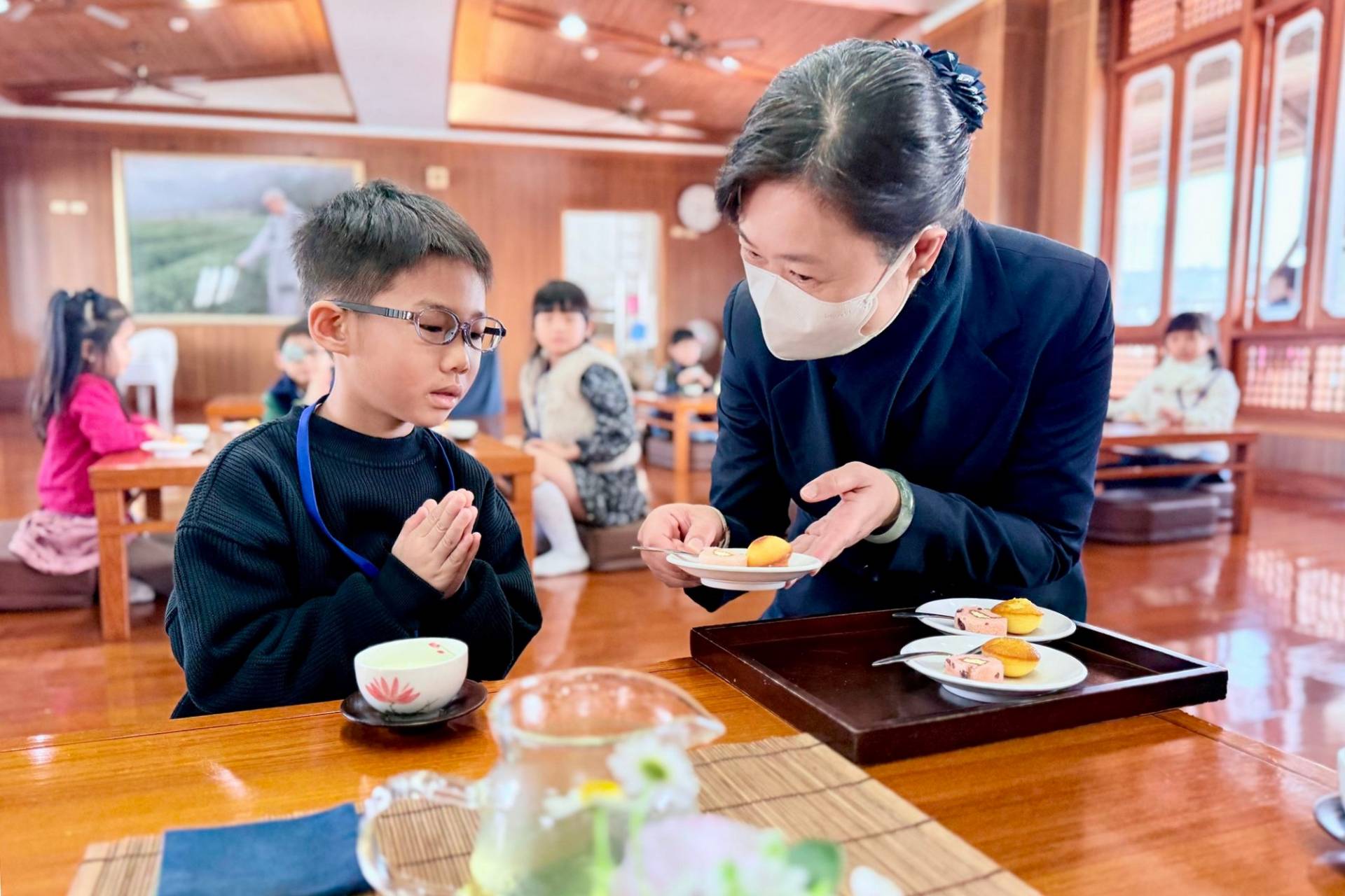 在靜思茶道課中學習奉茶與茶食禮儀