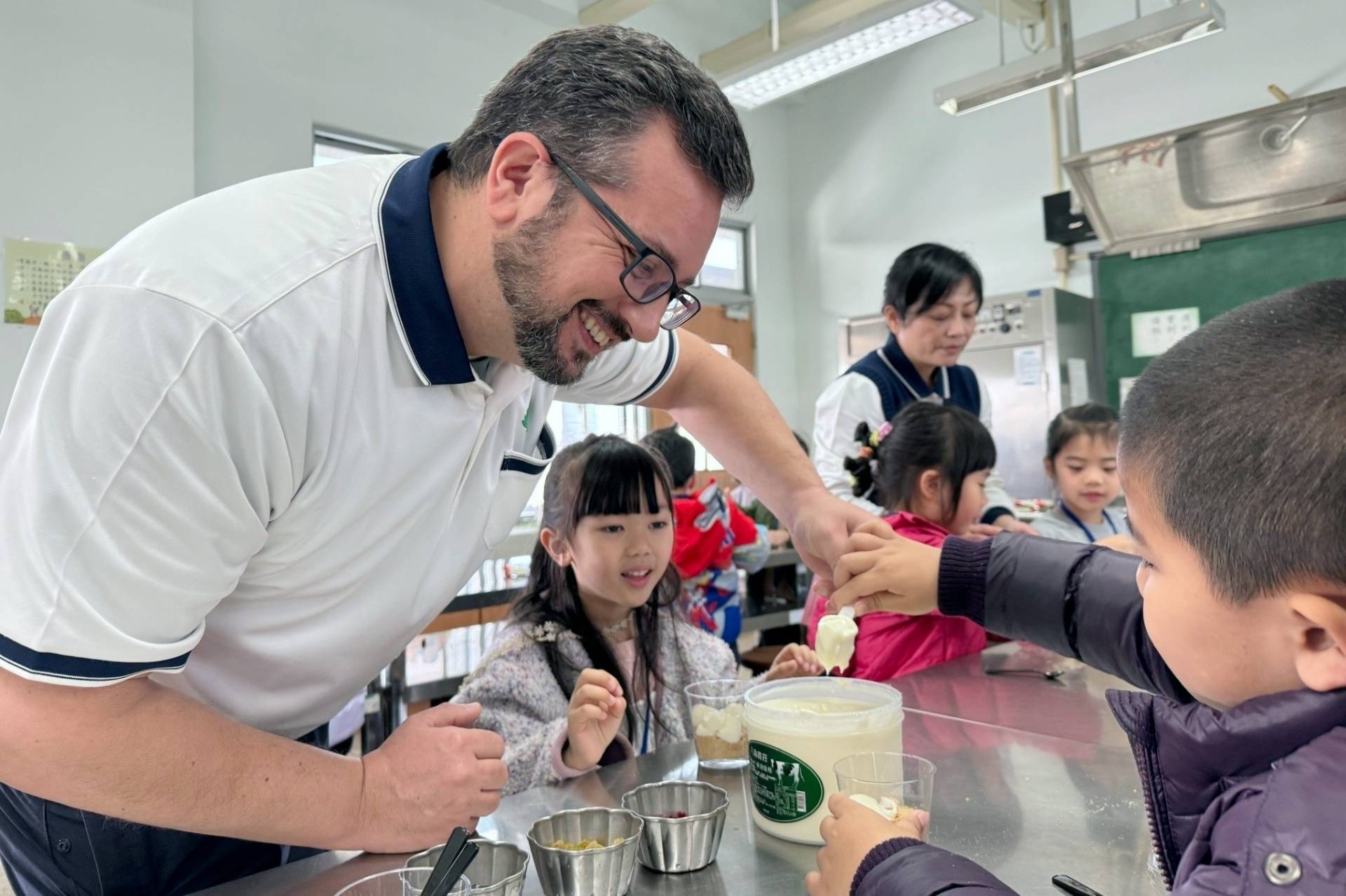 外師Frank以溫暖的教學風格教導孩子製作優格杯