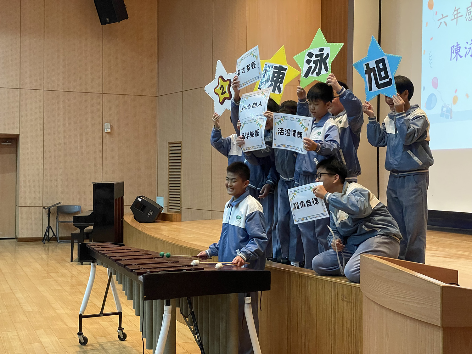 六年級學生全班總動員為班上的慈濟好兒童候選人拉票、助選。