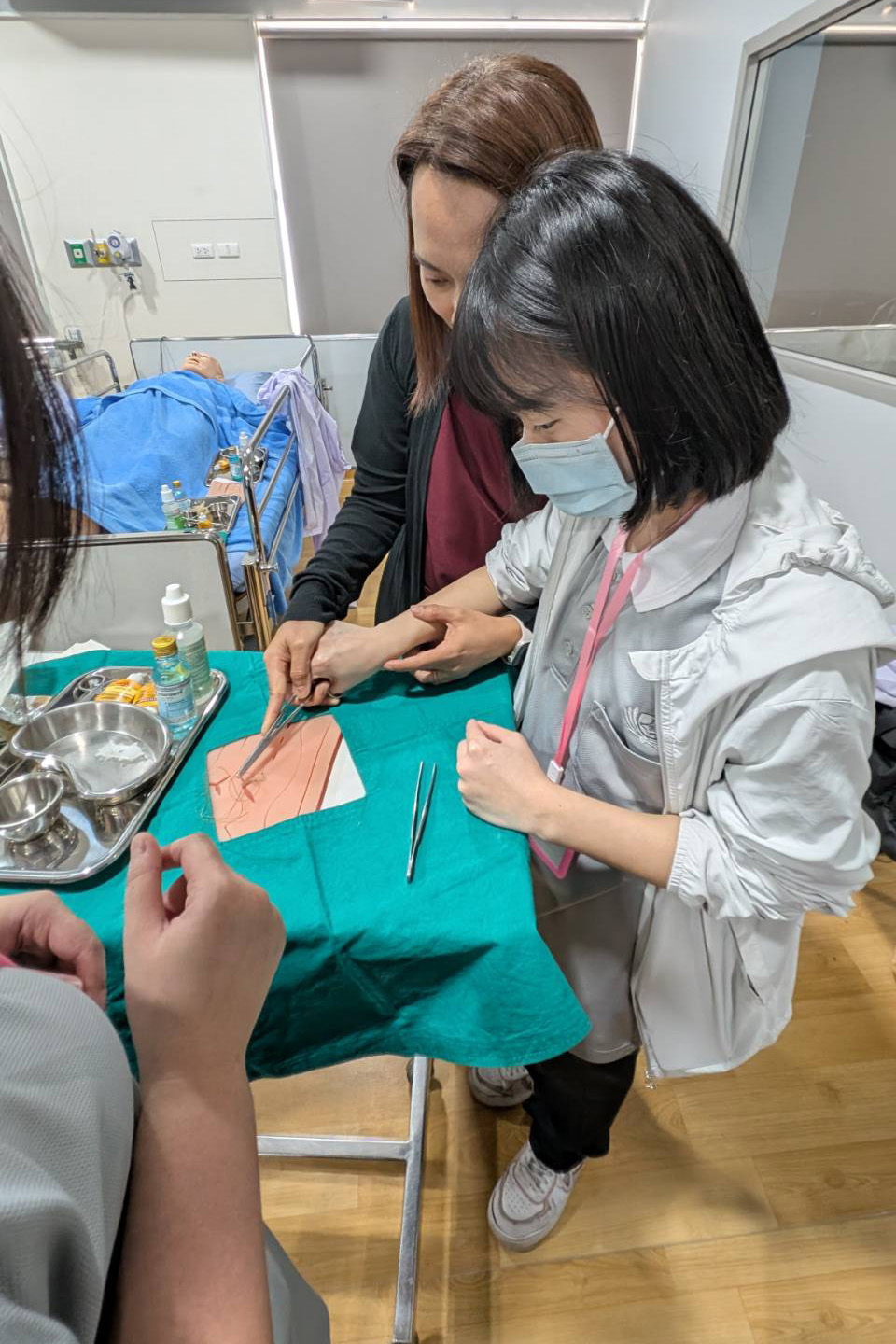 台泰護理工作不同,泰國護理師需要學習縫合,因此泰國當地護理學系的老師手把手教導同學縫合練習