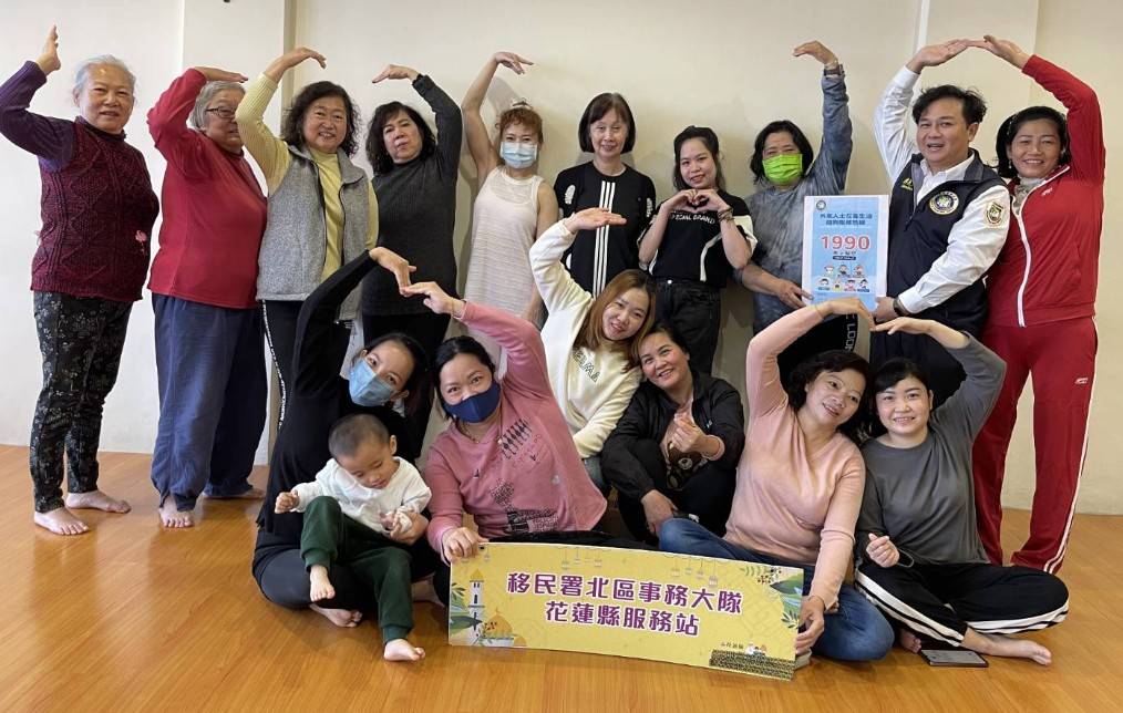 新住民學員們於課後分享身心靈轉變,喜悅的心情溢於言表,最後開心與移民官合影。