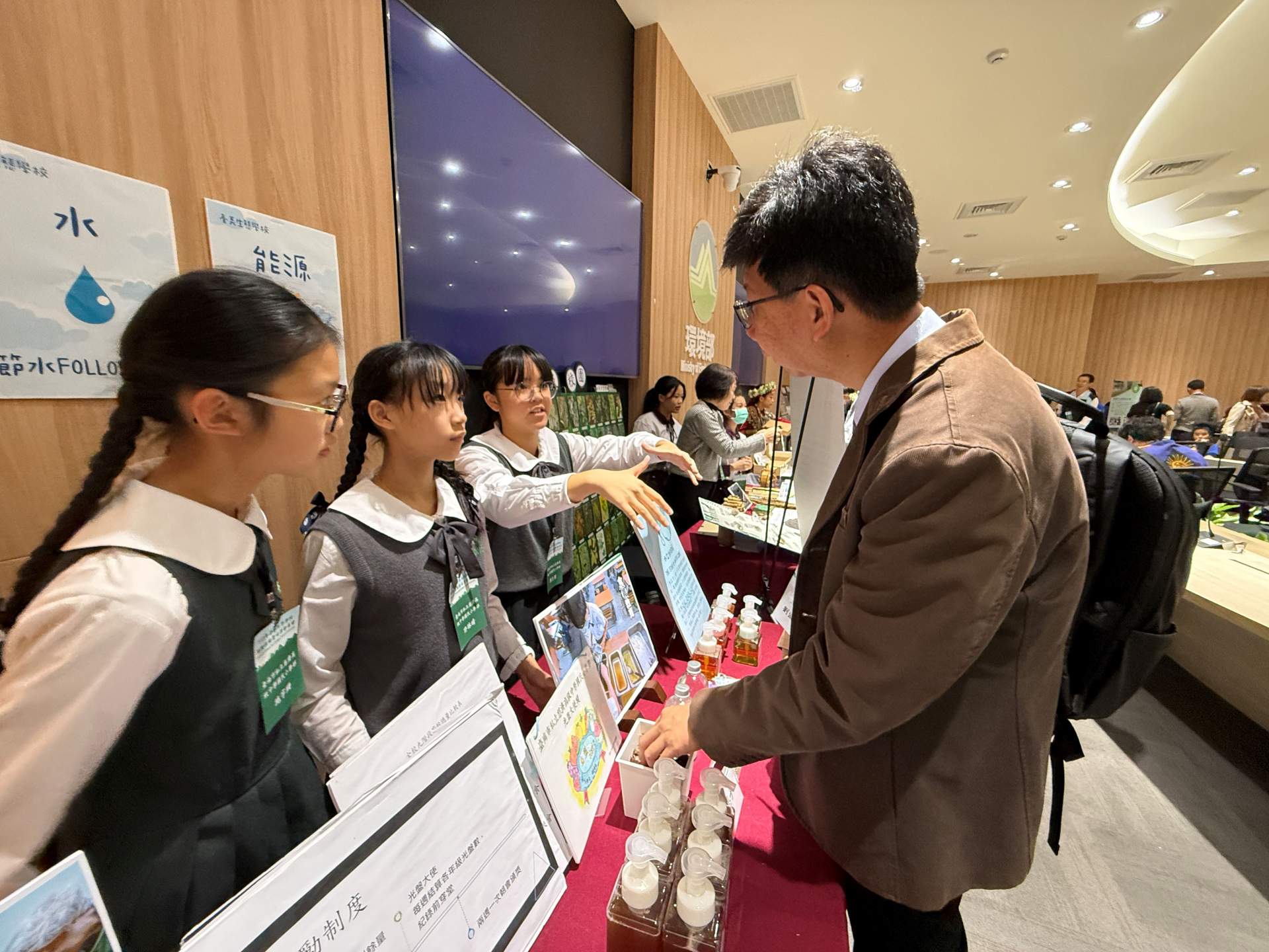 透過說明講解,師長們仔細聆聽並積極提出問題,展現出對環境教育的關注與參與。