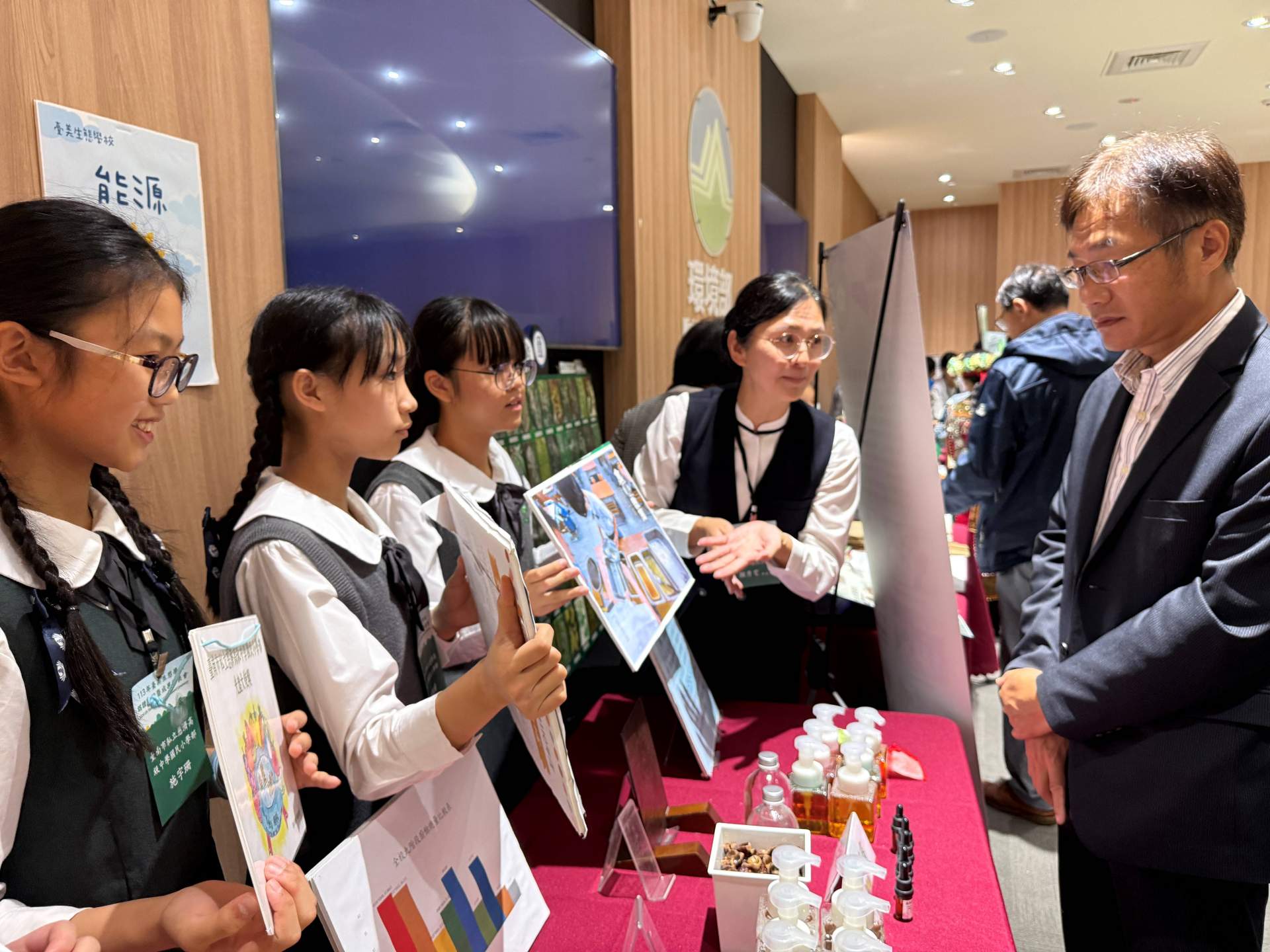 與環境部主任秘書介紹分享推行光盤行動的成果,不僅成功減少廚餘,同學也養成珍惜食物的好習慣。