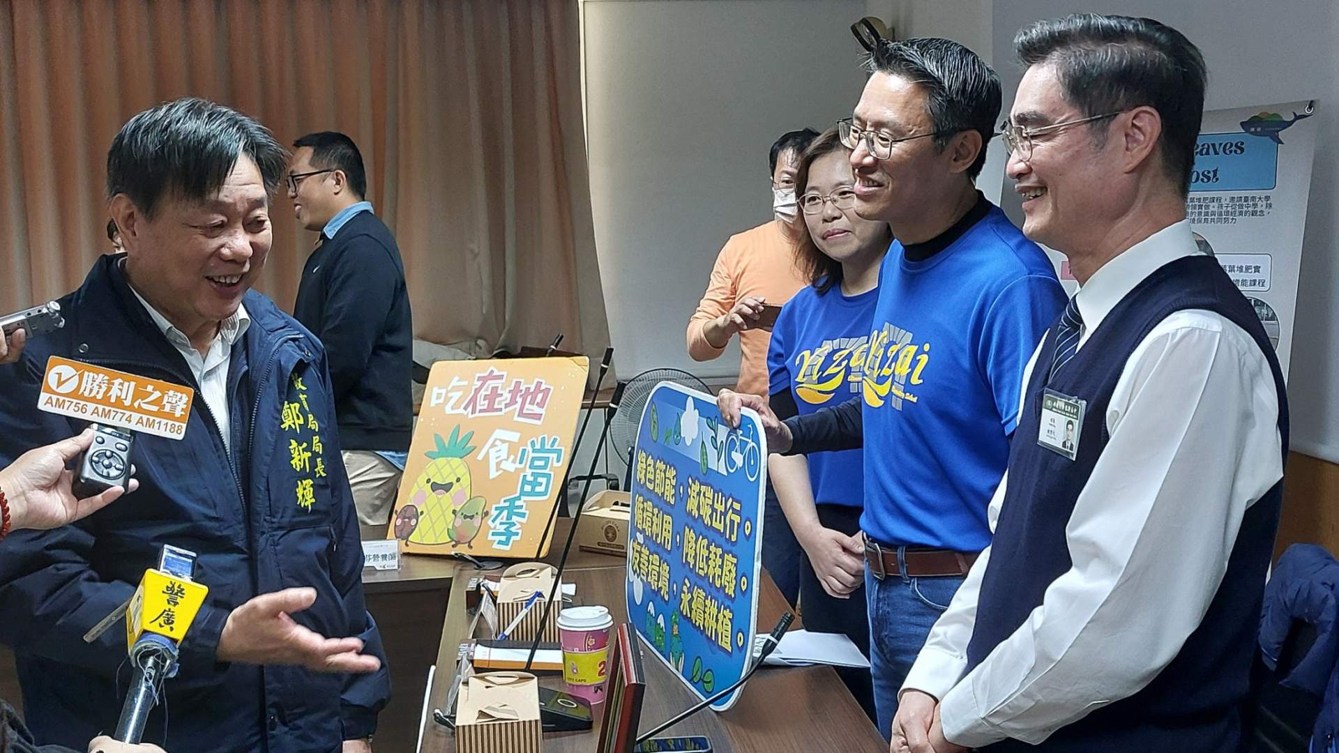 與億載國小漁光分校一同參與市府教育局記者會,鄭新輝局長肯定兩校在推動生態學校的用心與努力。