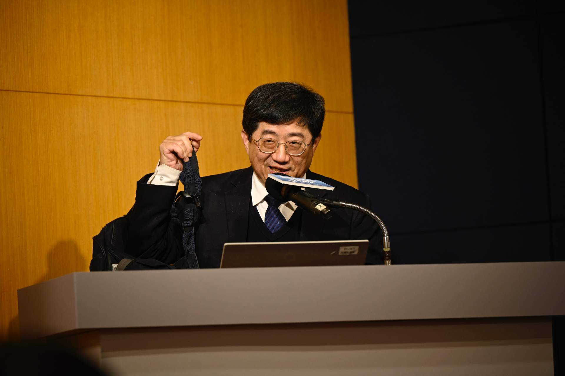 大林慈濟醫院副院長林名男分享慈濟環保站與長照的創新模式,在環保站,長者每天量血壓,定期有醫生諮詢、居家關懷、衛教宣導。