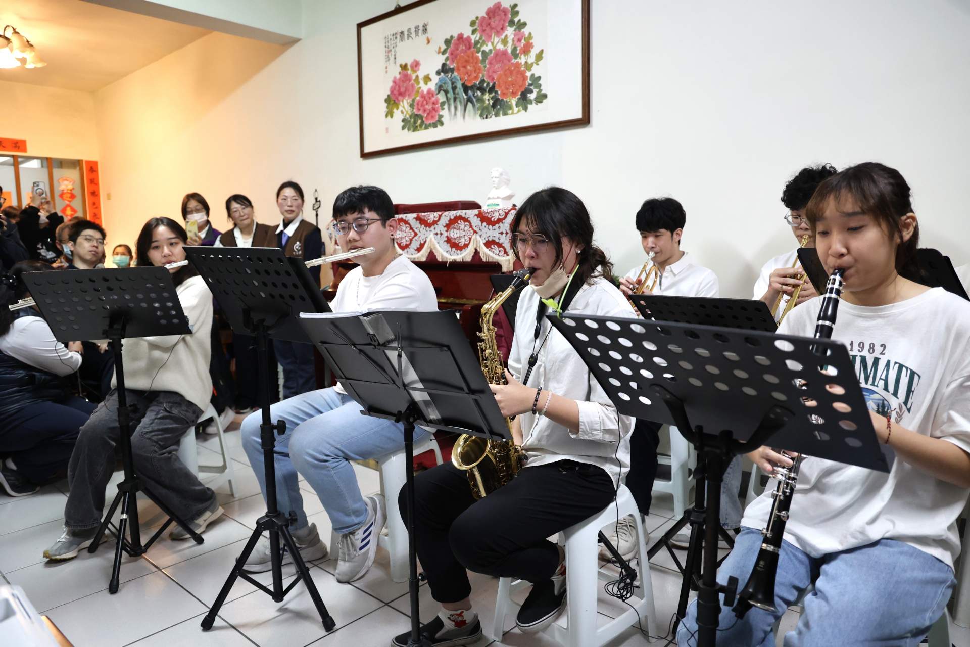 慈濟科技大學的管樂社團校友以及現在慈大的管樂社員都前來探視老師,為指導老師劉懿興的音樂會演奏專屬的樂曲。