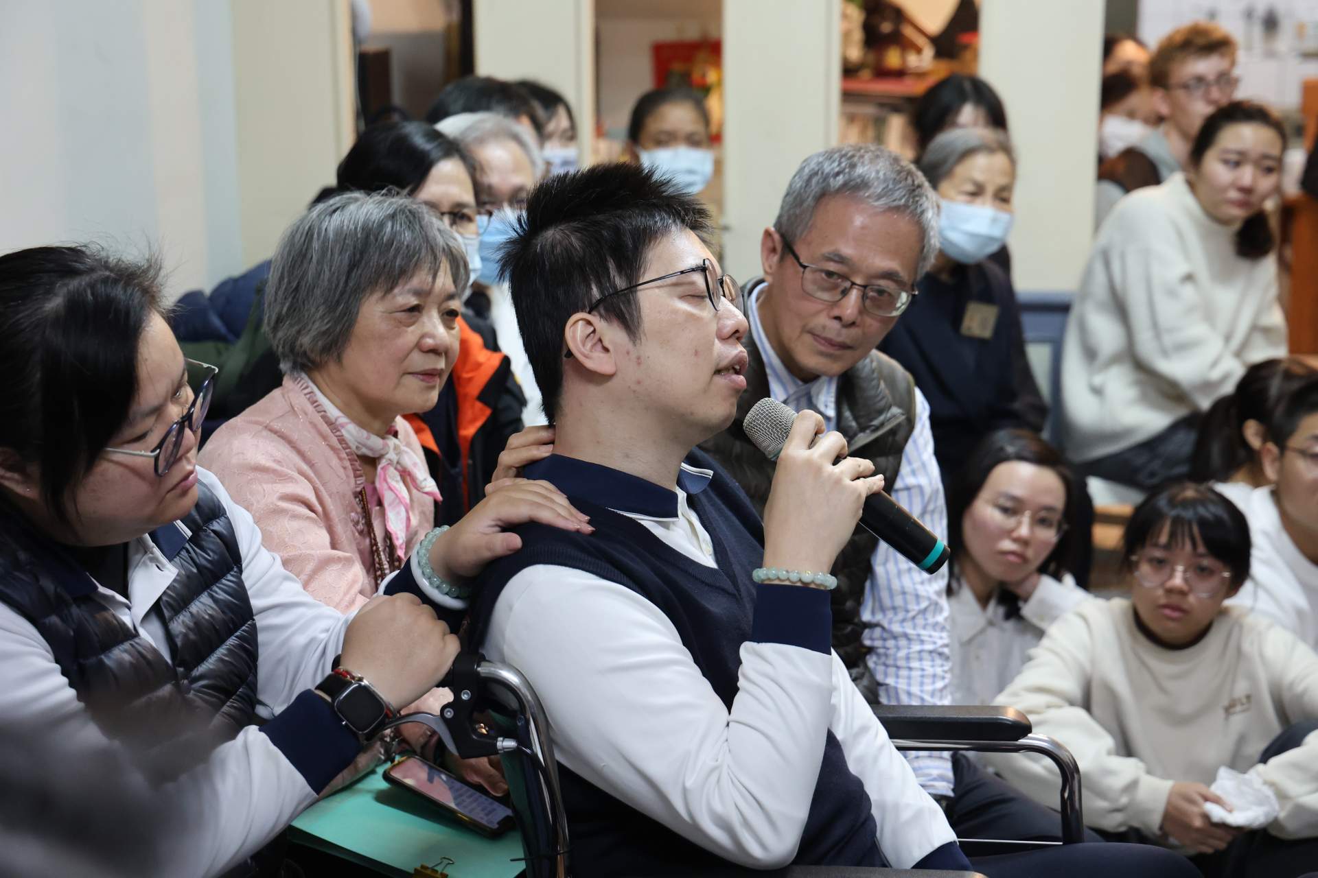 懿興的爸爸和媽媽都是資深的慈濟人,他也跟隨父親腳步授證為慈誠,他親口跟爸爸劉家錦(懿興左側)和媽媽黃瑞美(懿興身後)感恩扶養他照顧他的恩情。